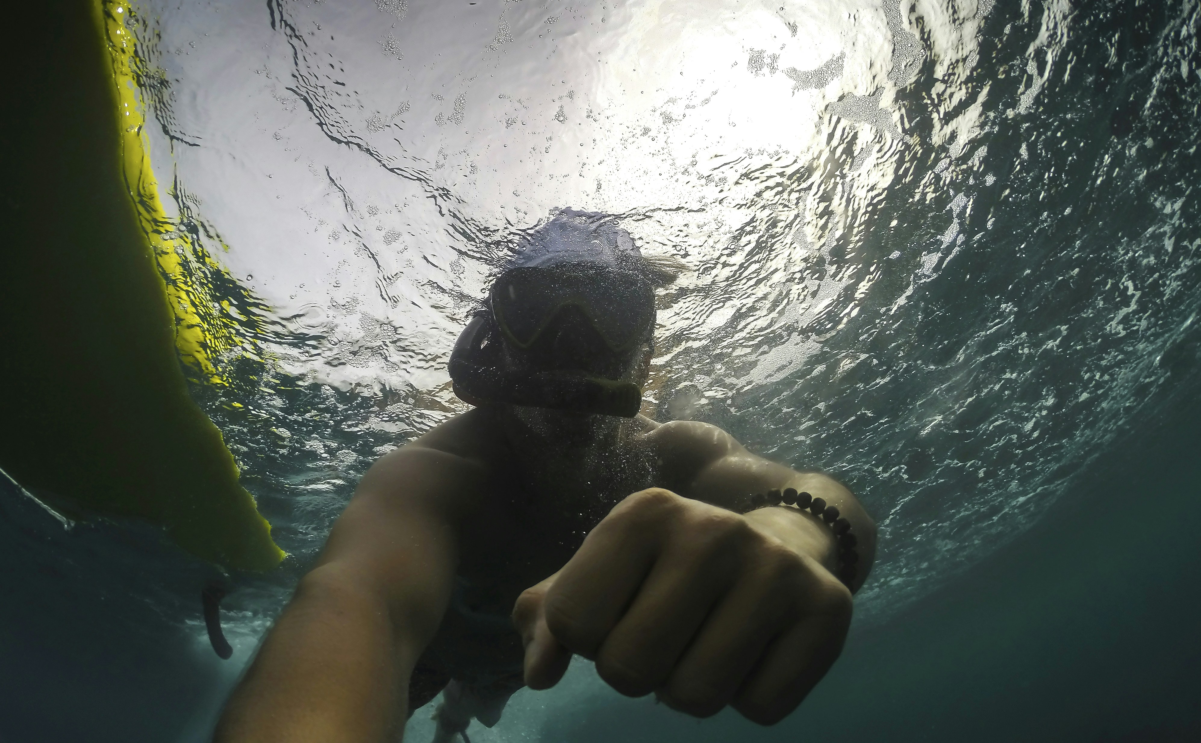 9 Scuba Skills Beginner Hand Signals You Should Know