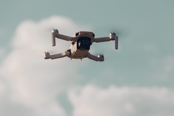 Drone de pulvérisation en vol pour démoussage de toiture