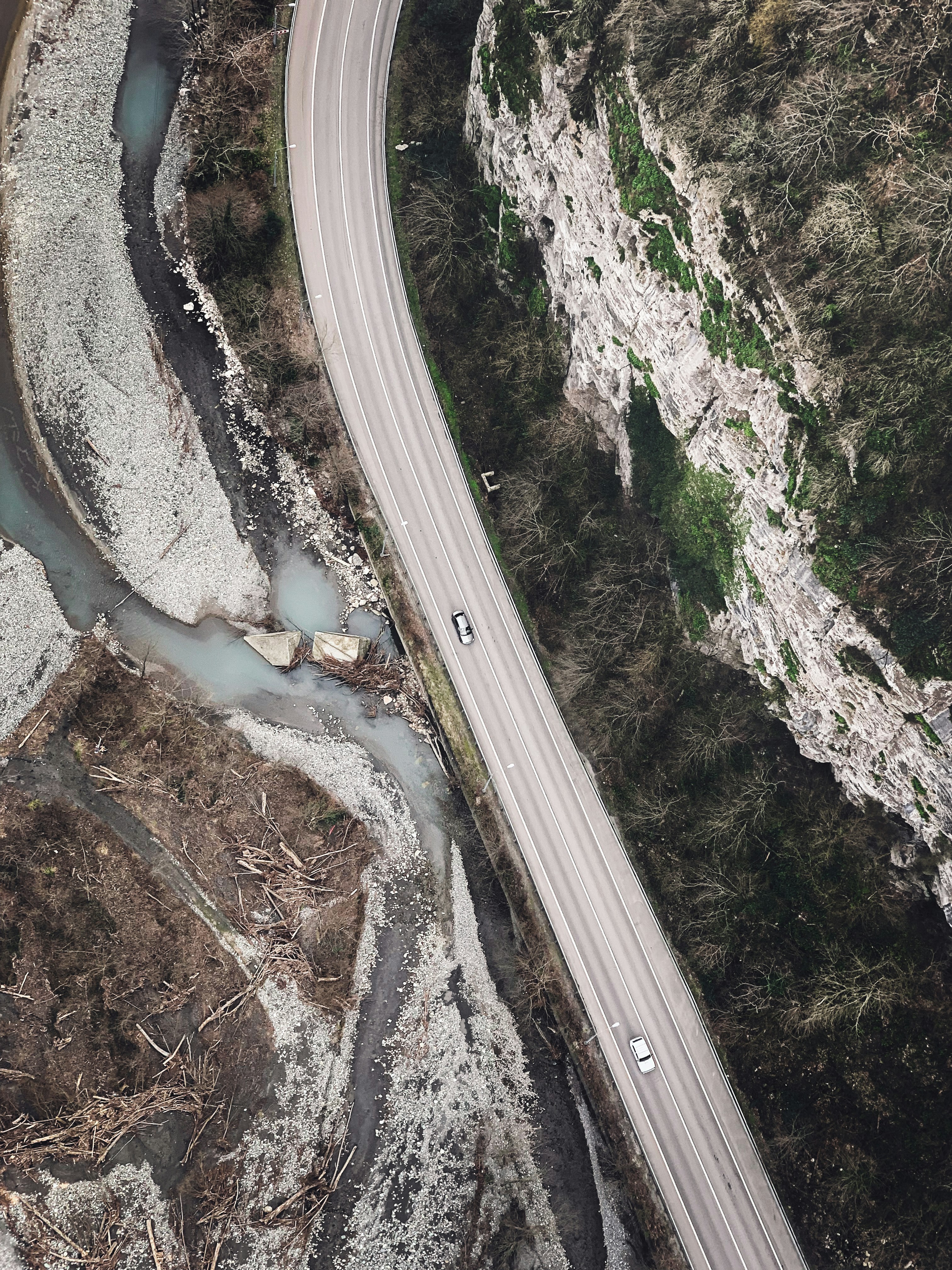 Une route avec une route sinueuse