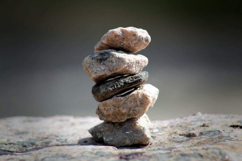 una pila de rocas