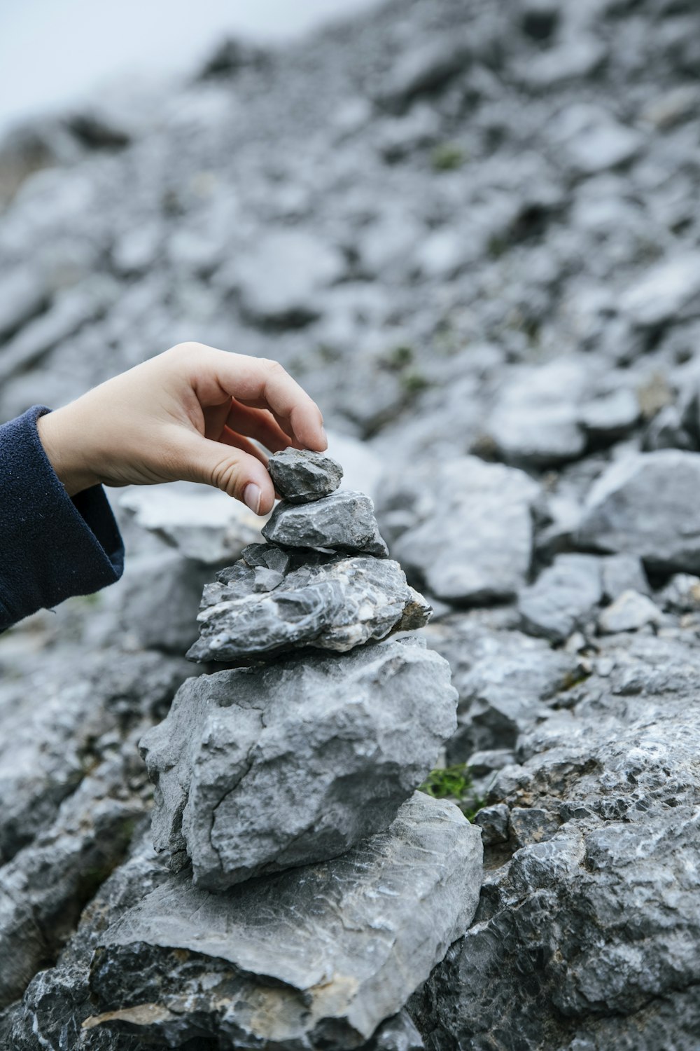 una mano che tiene una roccia