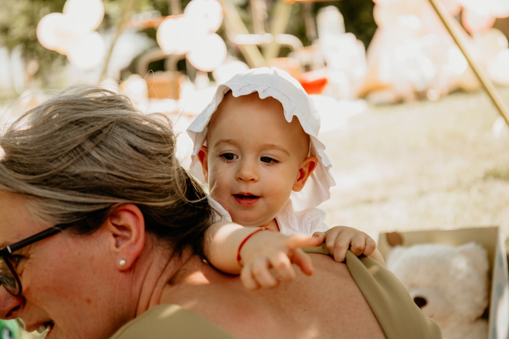 una persona che tiene in braccio un bambino