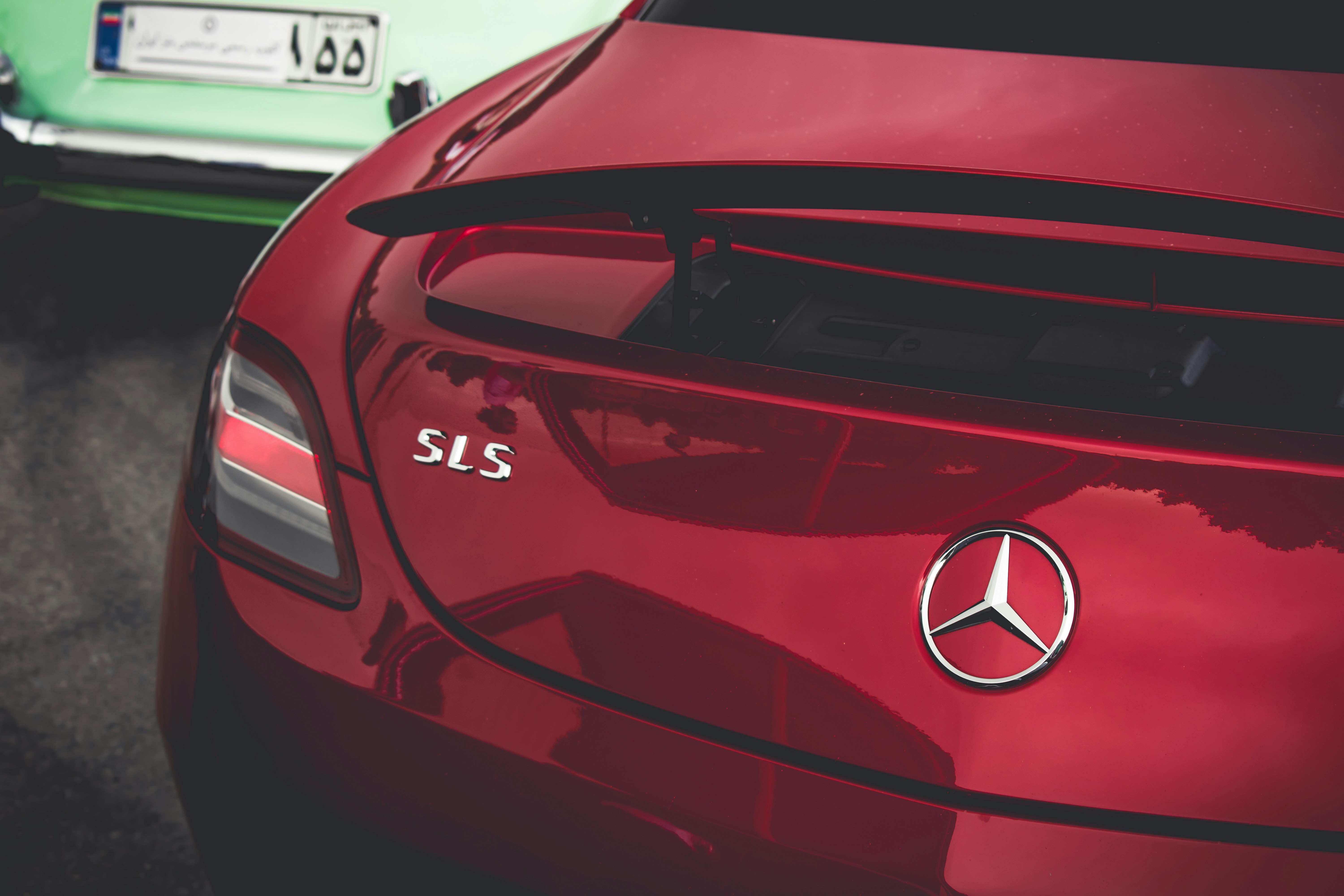 La parte trasera de un coche rojo