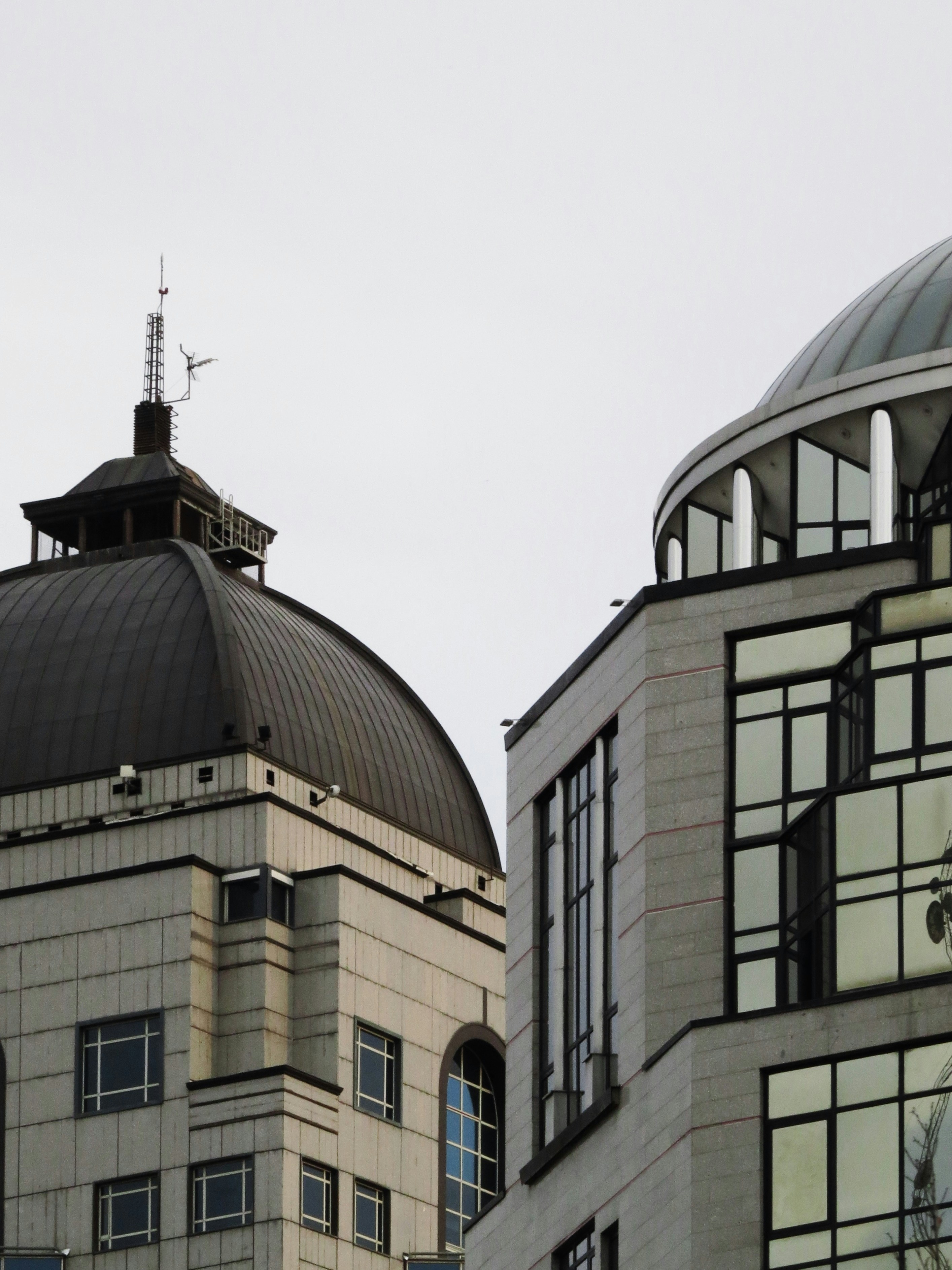 Un edificio con una cruz en la parte superior