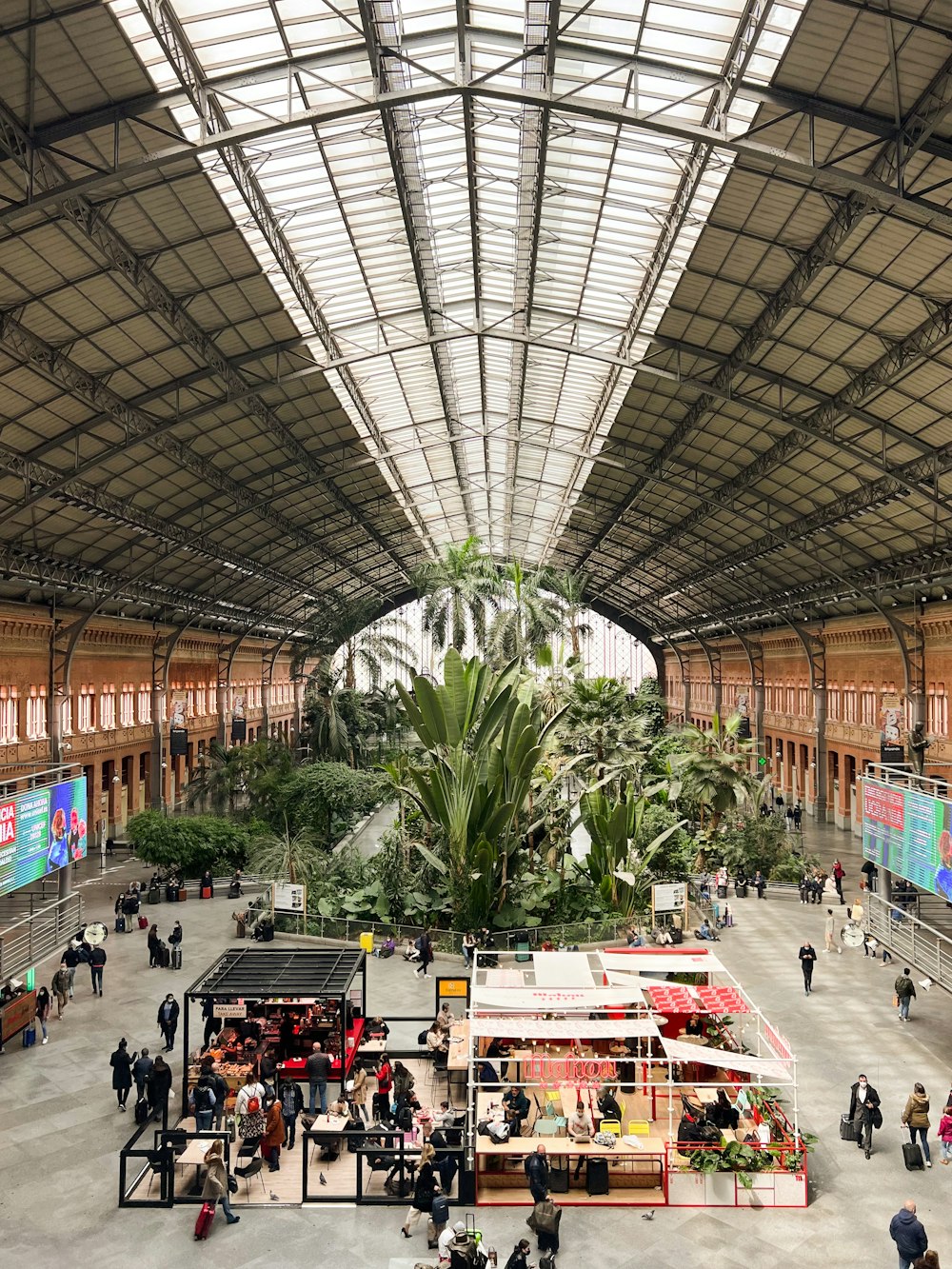 un grand centre commercial intérieur