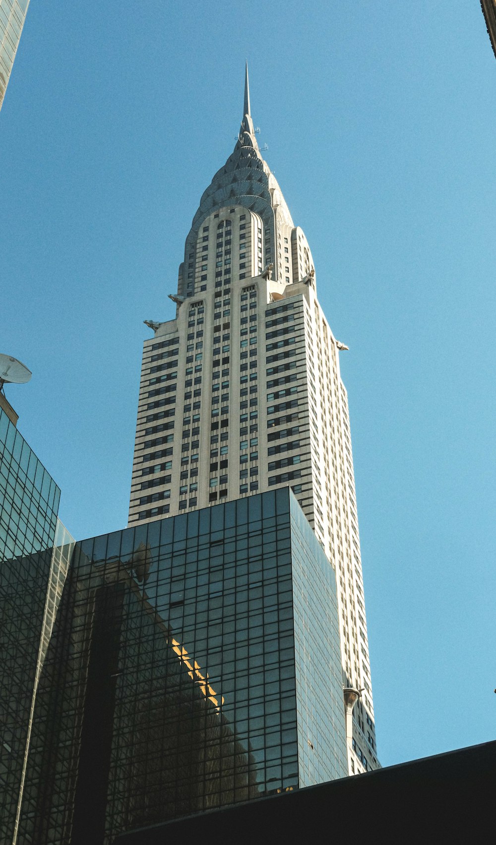 Un edificio alto con una parte superior puntiaguda
