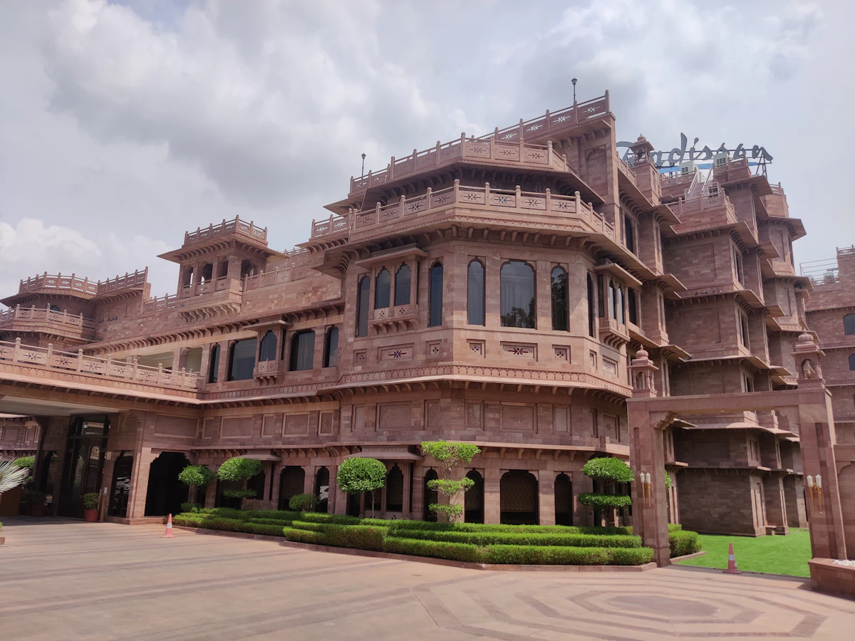 The many-windowed facade of a Rajasthani palace building