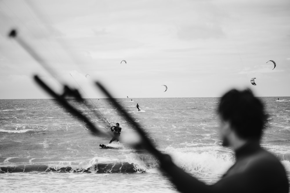 un gruppo di persone kite surf