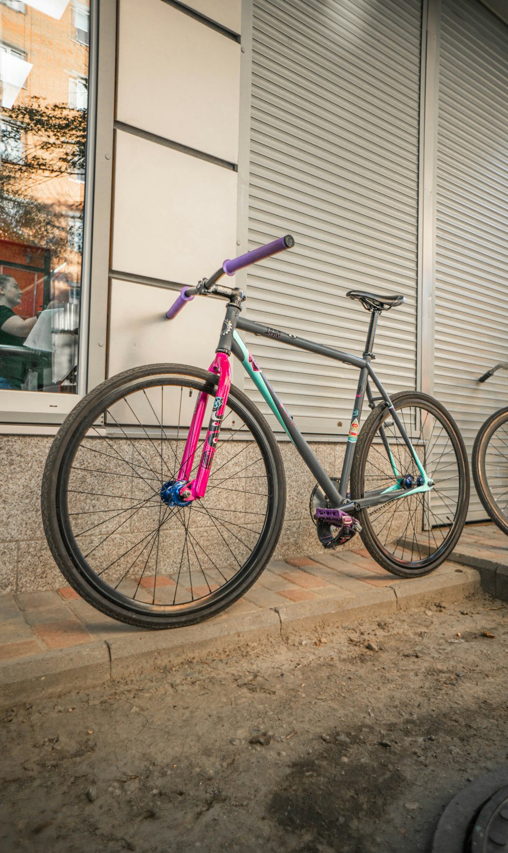 ein Fahrrad, das vor einem Gebäude abgestellt ist