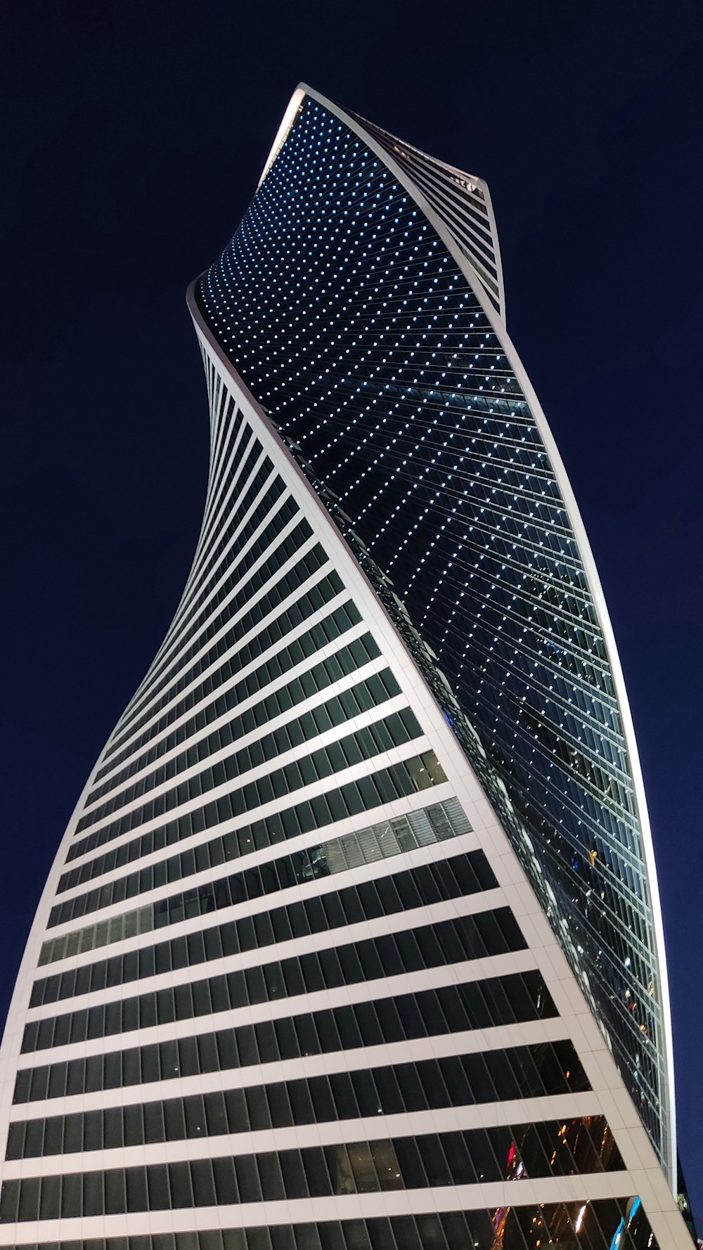 Un edificio alto con molte finestre