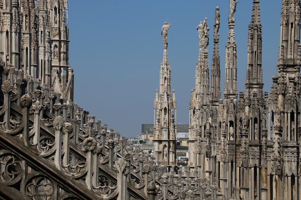 un grande edificio ornato