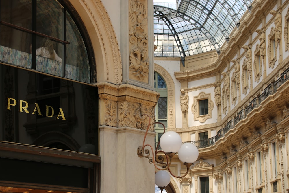 Un bâtiment avec un grand plafond de verre