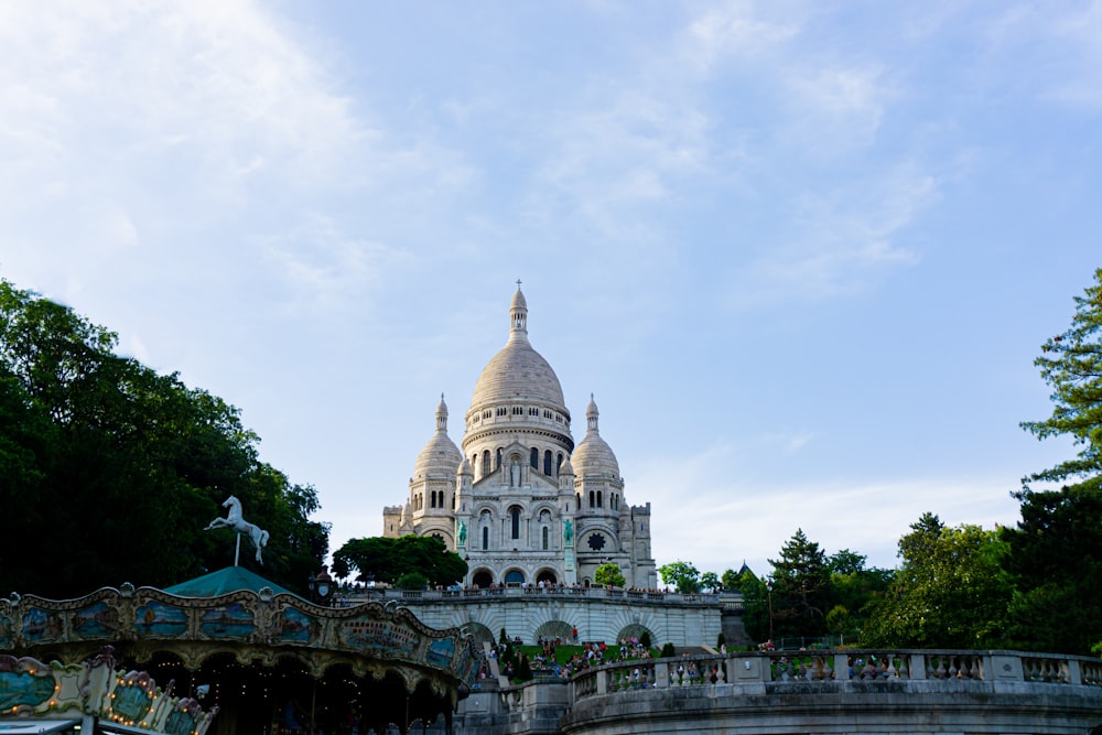 돔형 지붕이있는 커다란 흰색 건물과 파리 사크레 쾨르 (Sacré-Cœur)