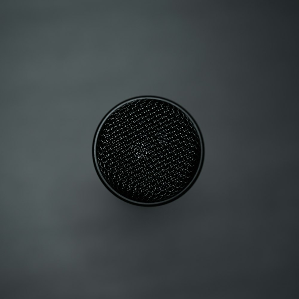 Ein Schwarz-Weiß-Bild eines kreisförmigen Objekts