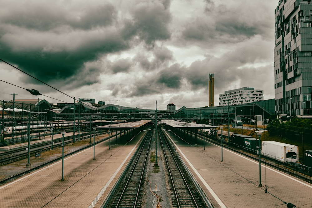 Bahngleise in einer Stadt