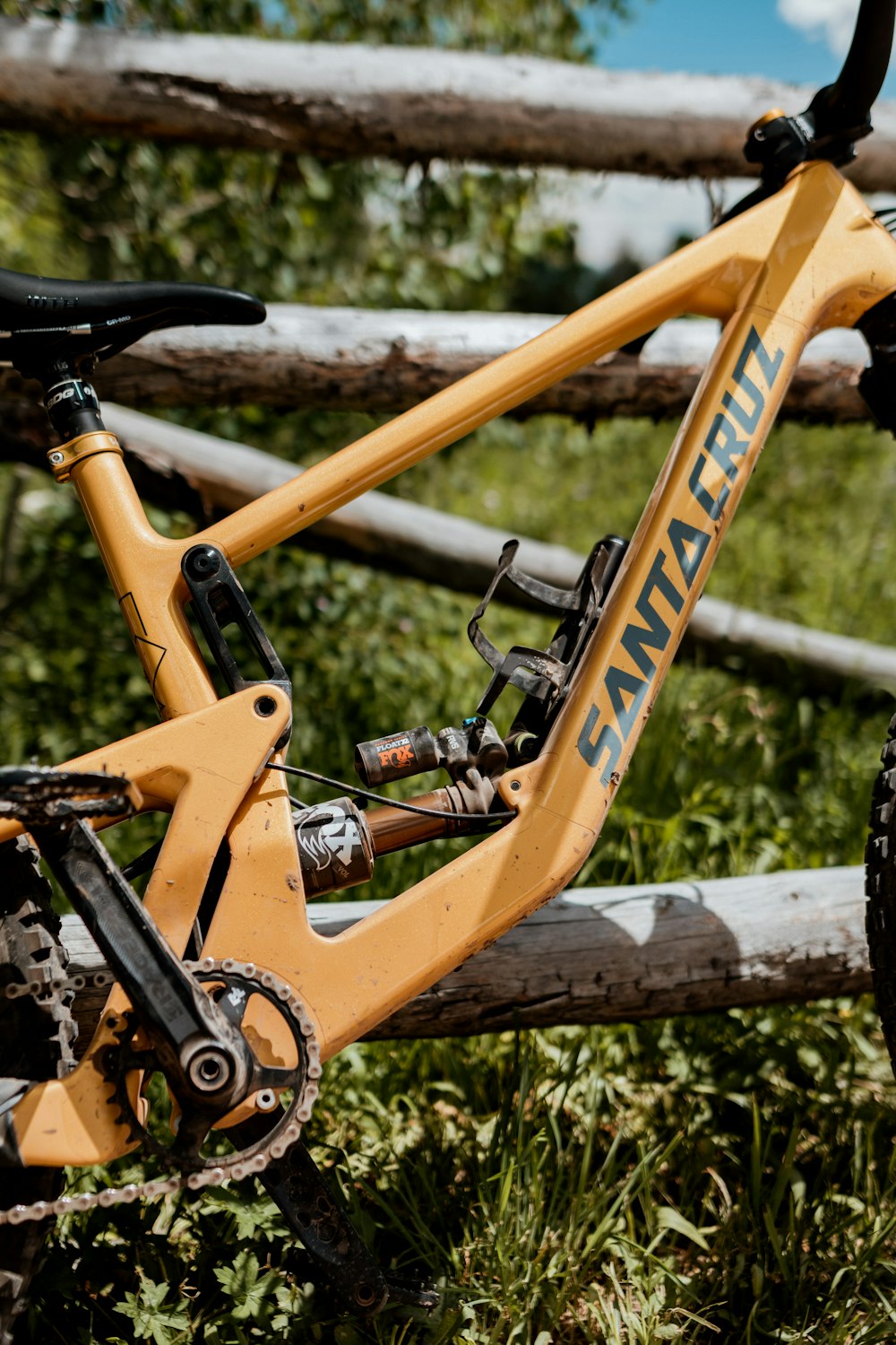 a bicycle leaning against a fence