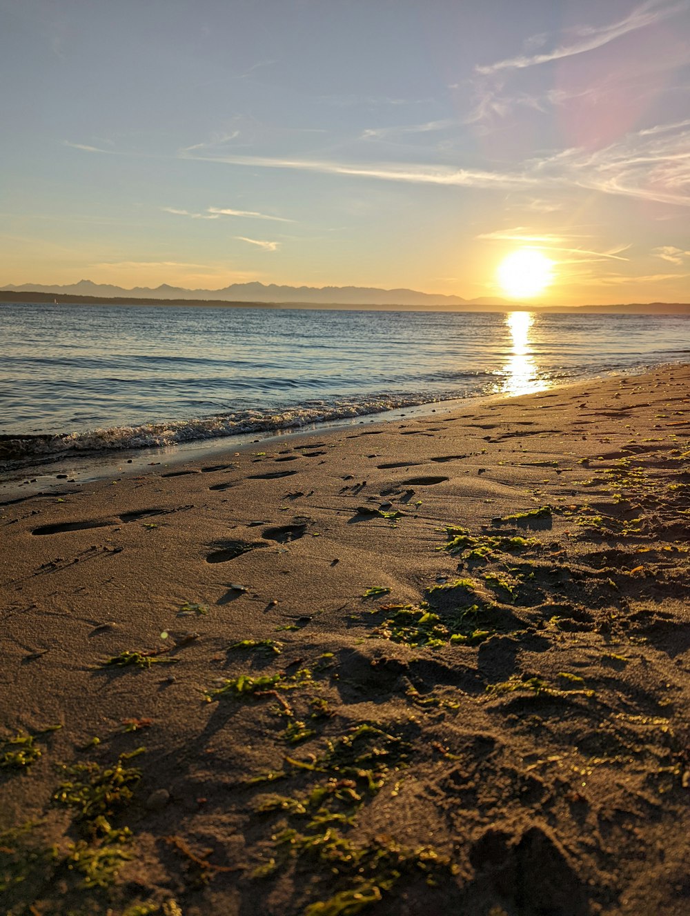 Une plage avec le coucher de soleil