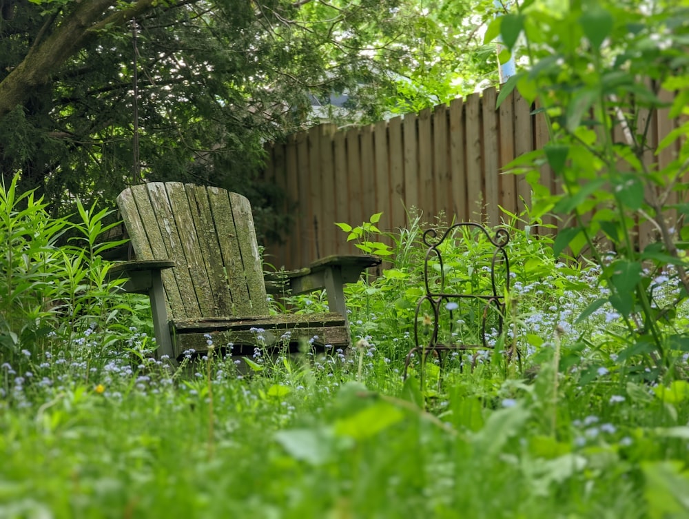 una silla y una mesa en un patio con plantas y árboles