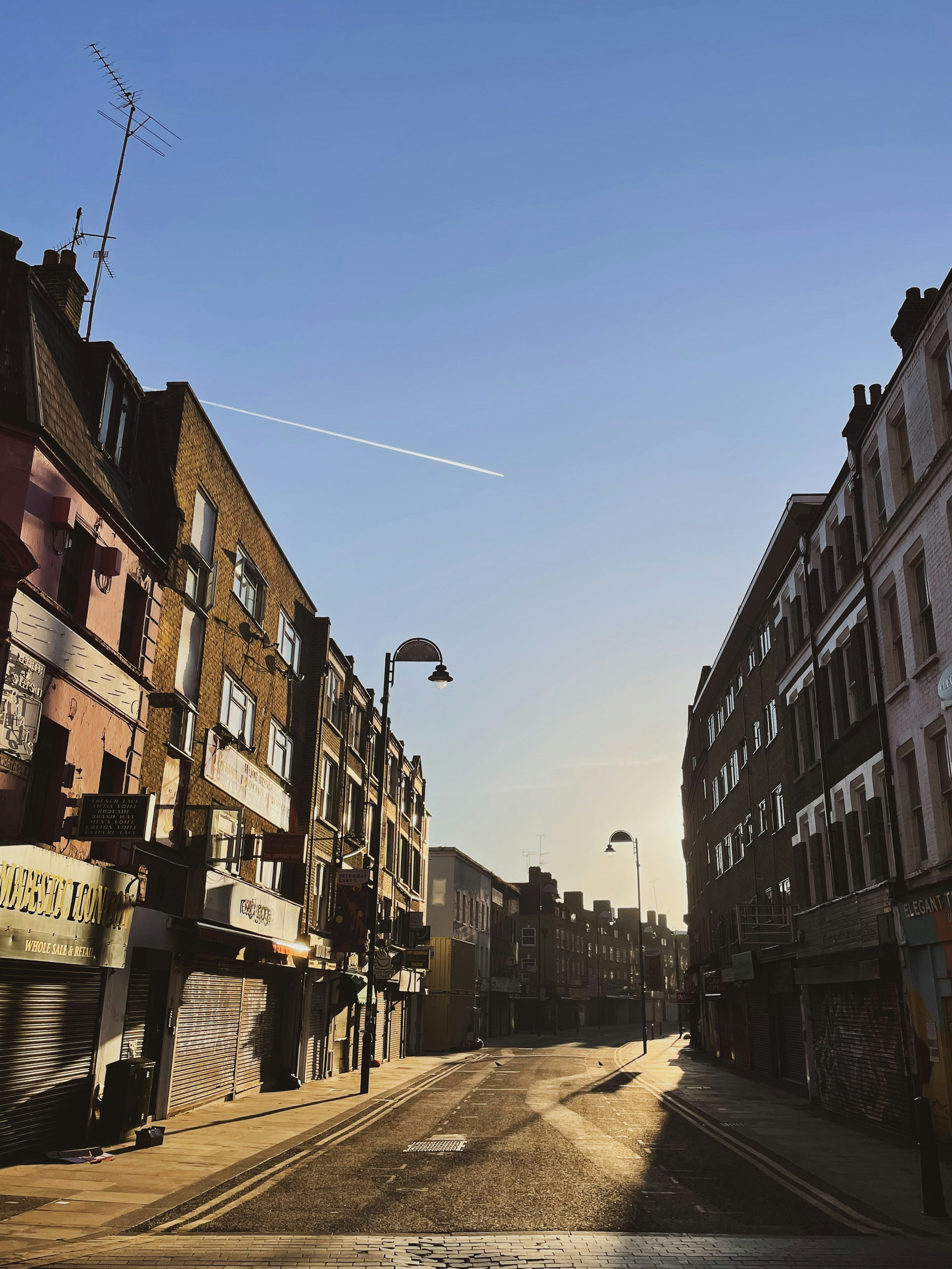 Une rue avec des bâtiments de chaque côté photo – Photo Rue Gratuite ...
