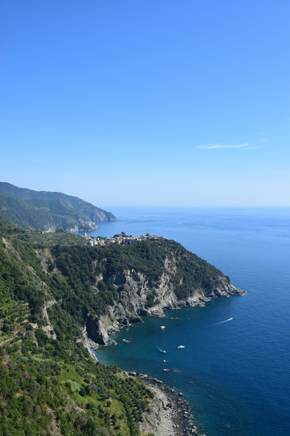 uno specchio d'acqua con terra e alberi intorno