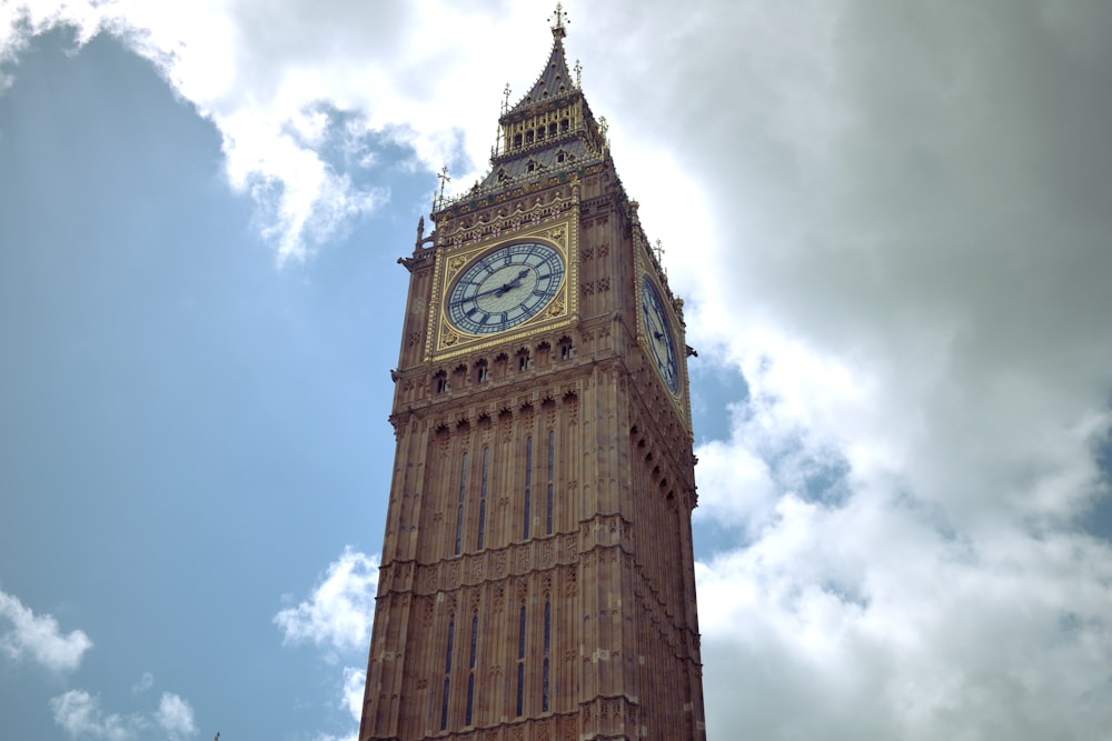 una grande torre dell'orologio con il Big Ben sullo sfondo