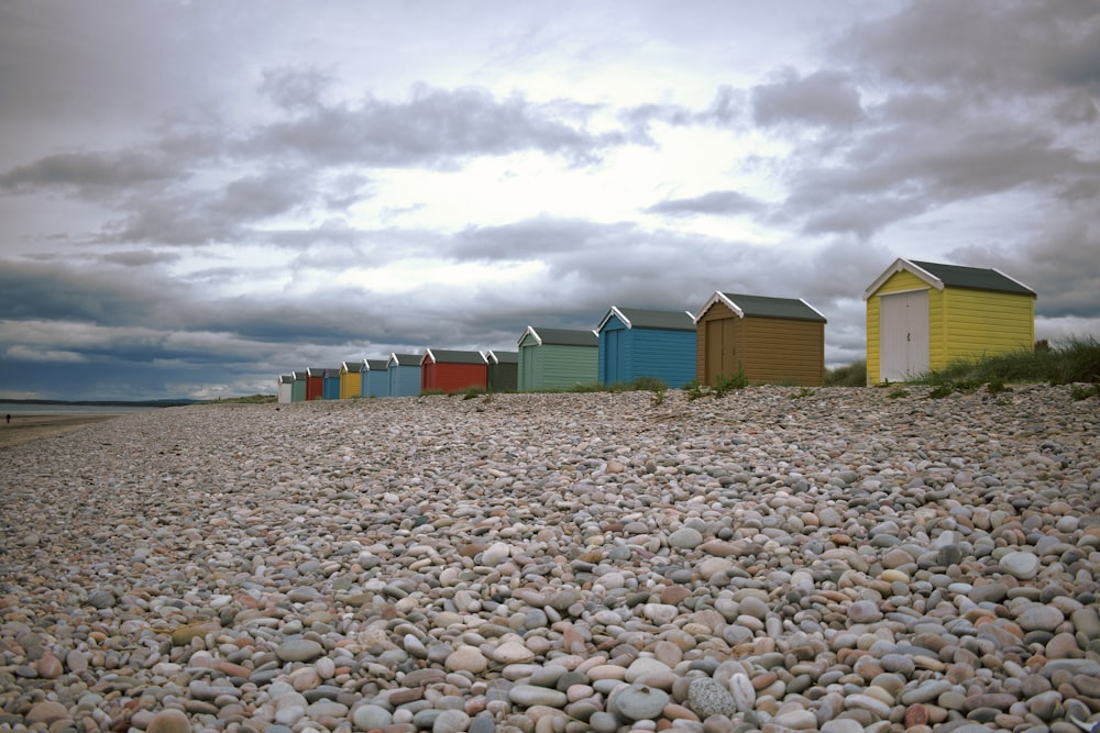 um grupo de edifícios coloridos em uma praia rochosa