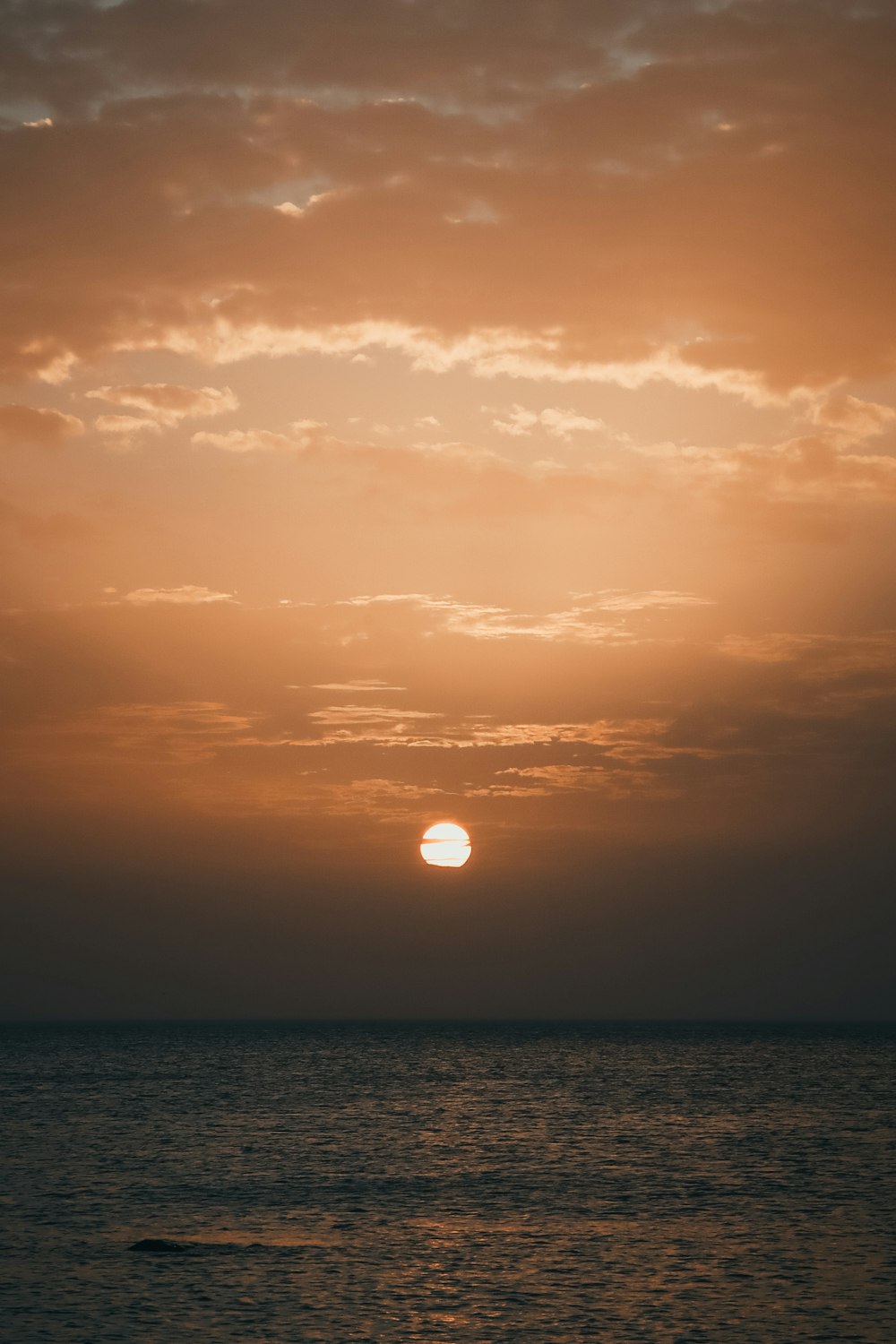 un tramonto su uno specchio d'acqua