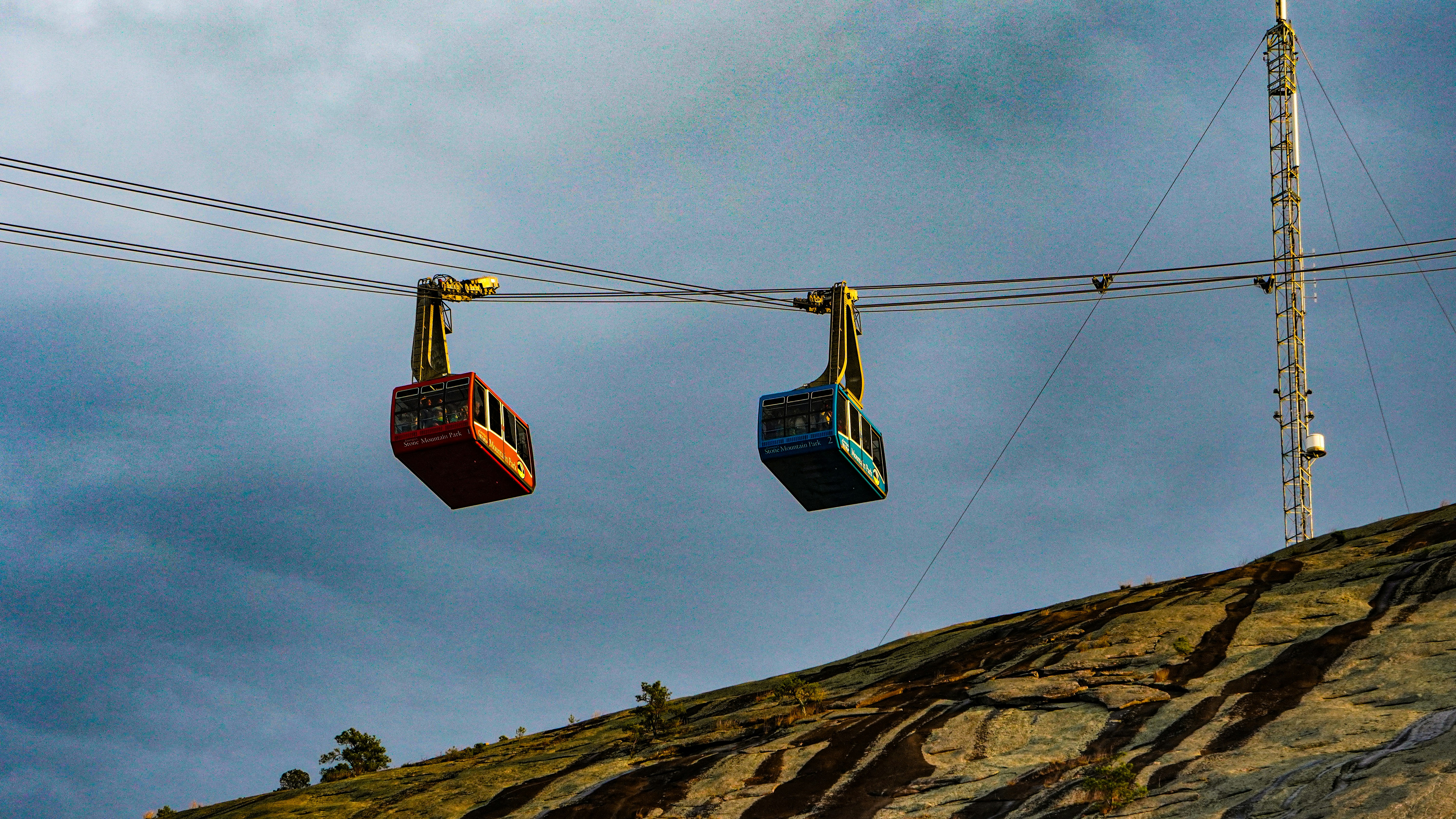 two ski lift chairs are attached to a cable