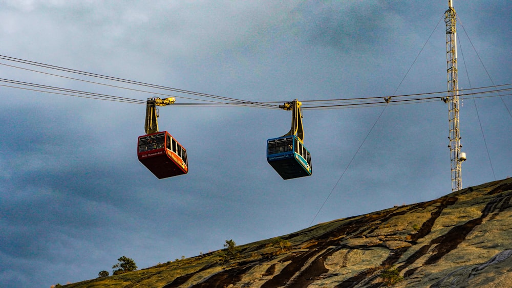 two ski lift chairs are attached to a cable