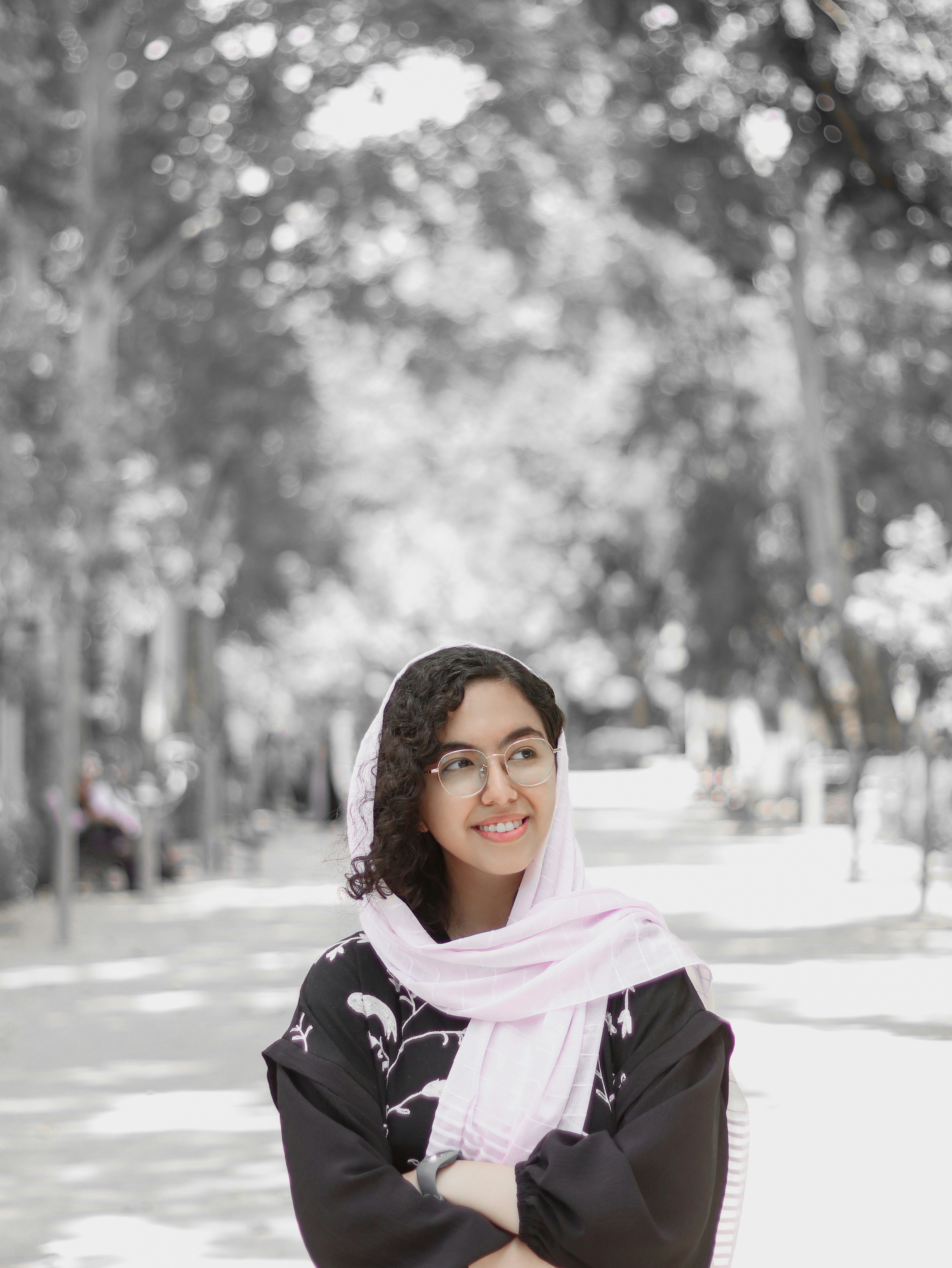 seorang wanita mengenakan kacamata dan syal