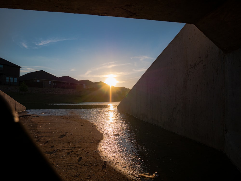 Una puesta de sol sobre un río