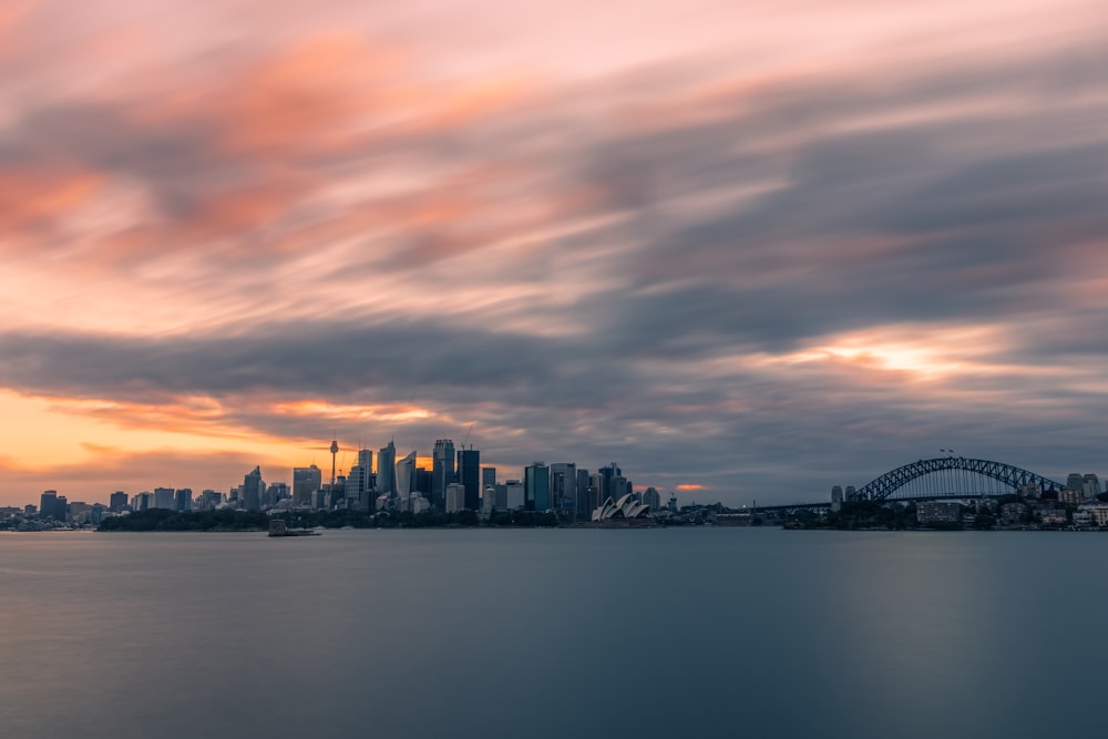 Eine Skyline der Stadt mit einer Brücke und Wasser im Vordergrund