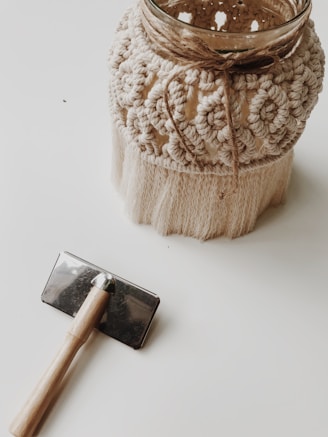 Un primer plano de un Jarrón con tejido tradicional 