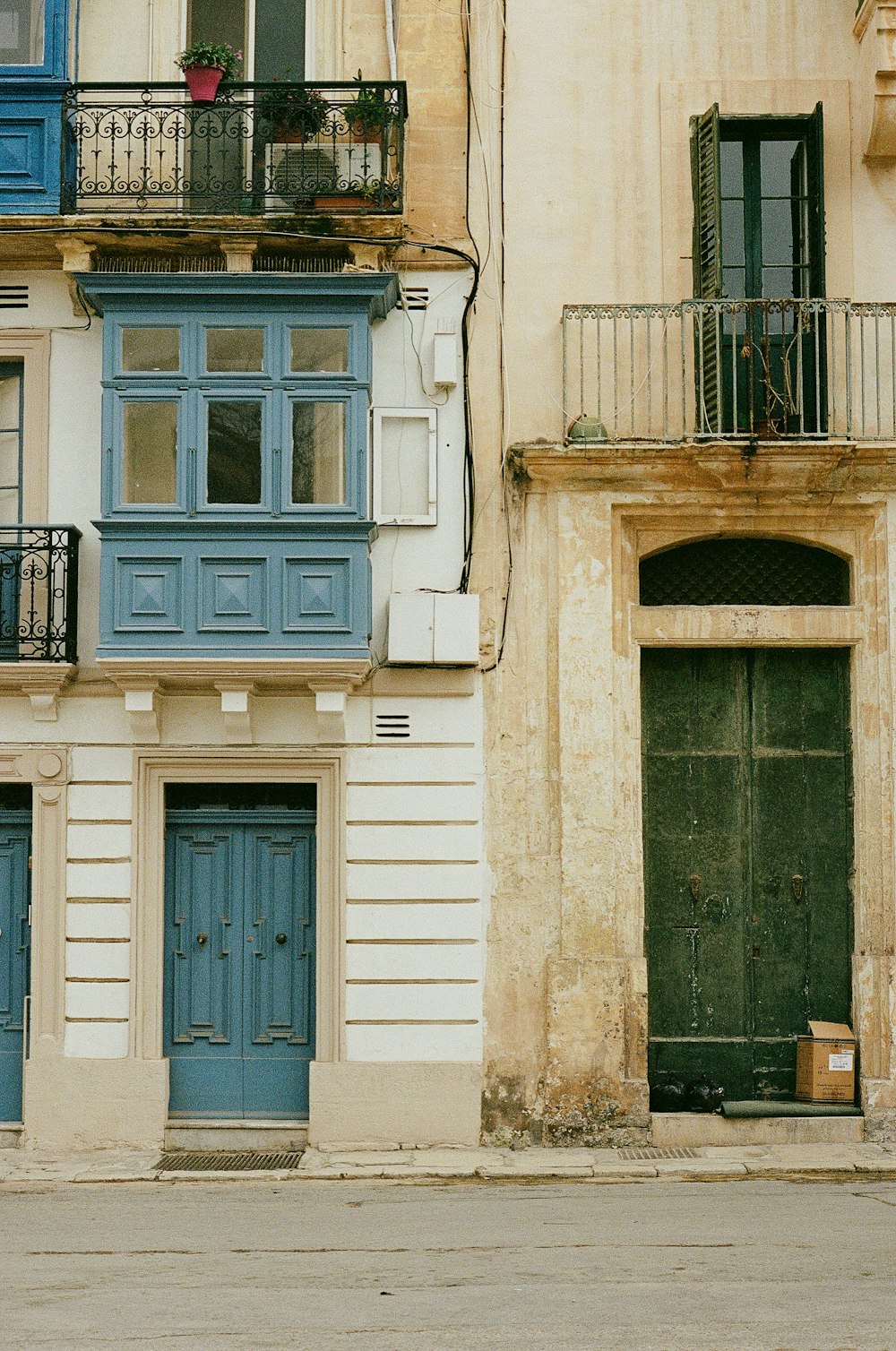 Ein Gebäude mit blauen Türen