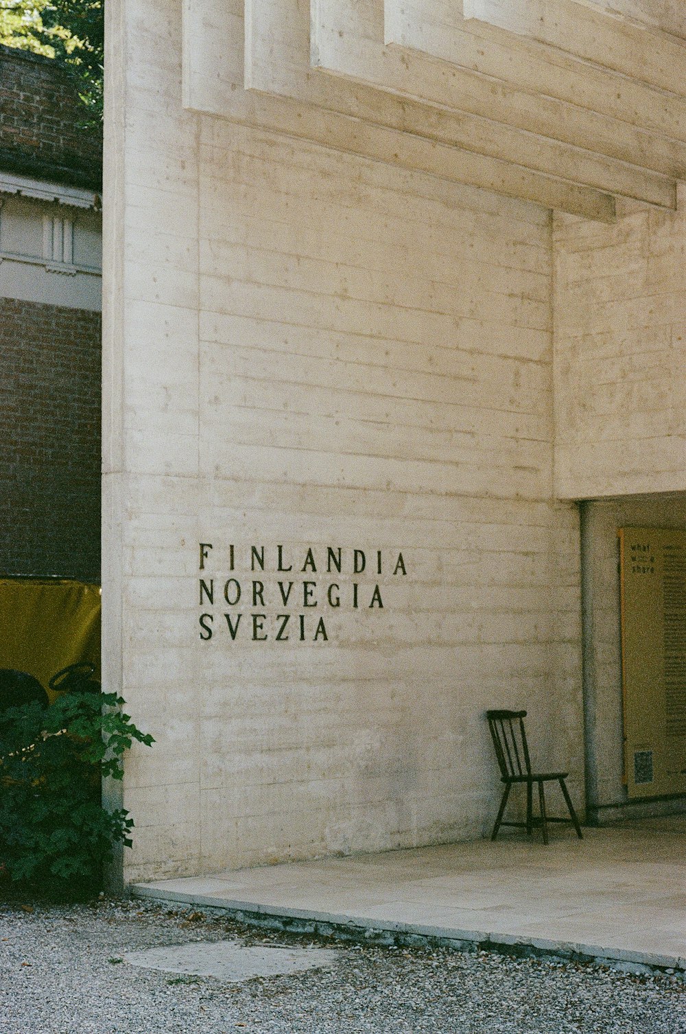 ein Schild an einem Gebäude