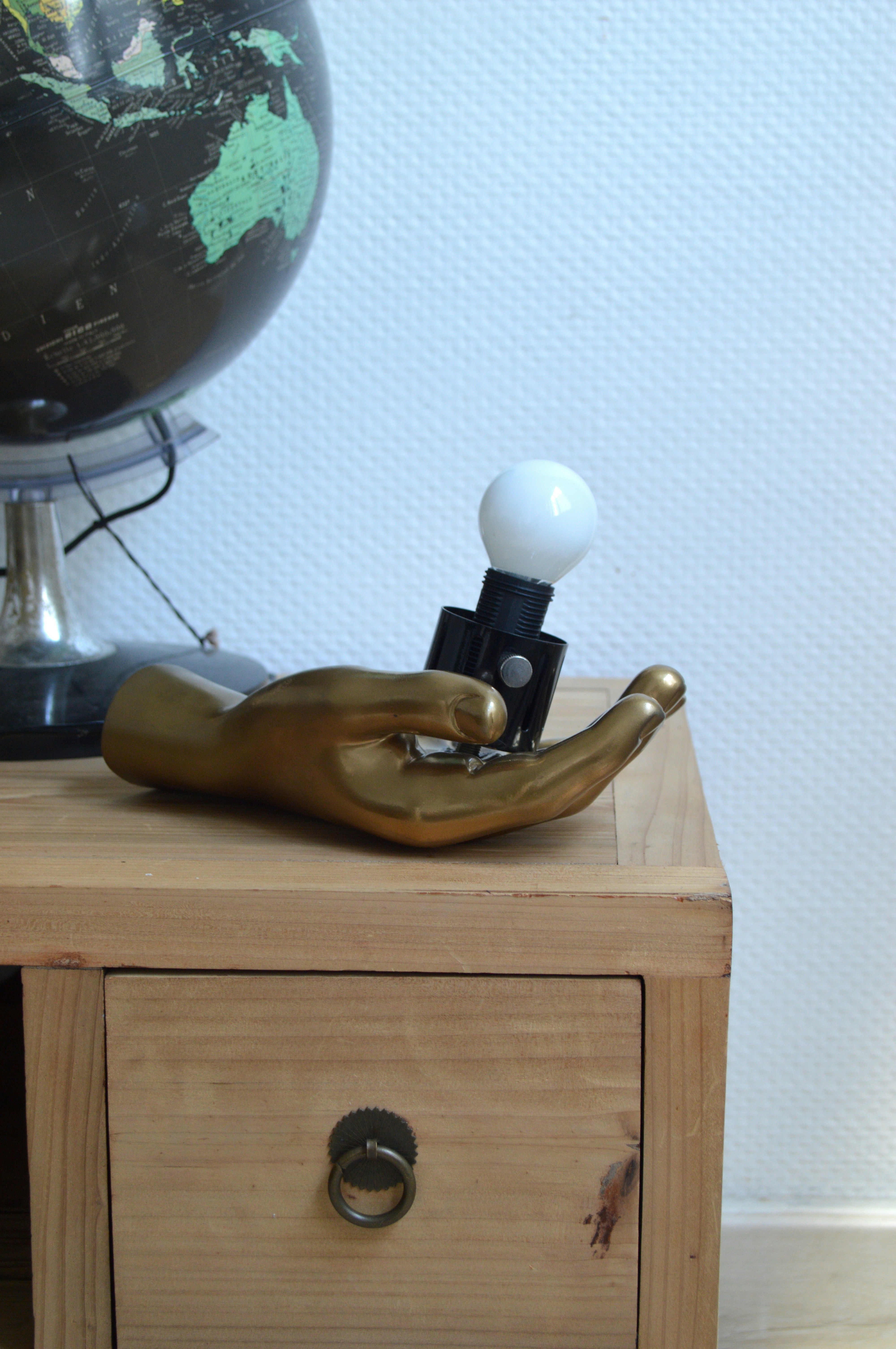 un comò in legno con una lampada e una lampada sulla parte superiore