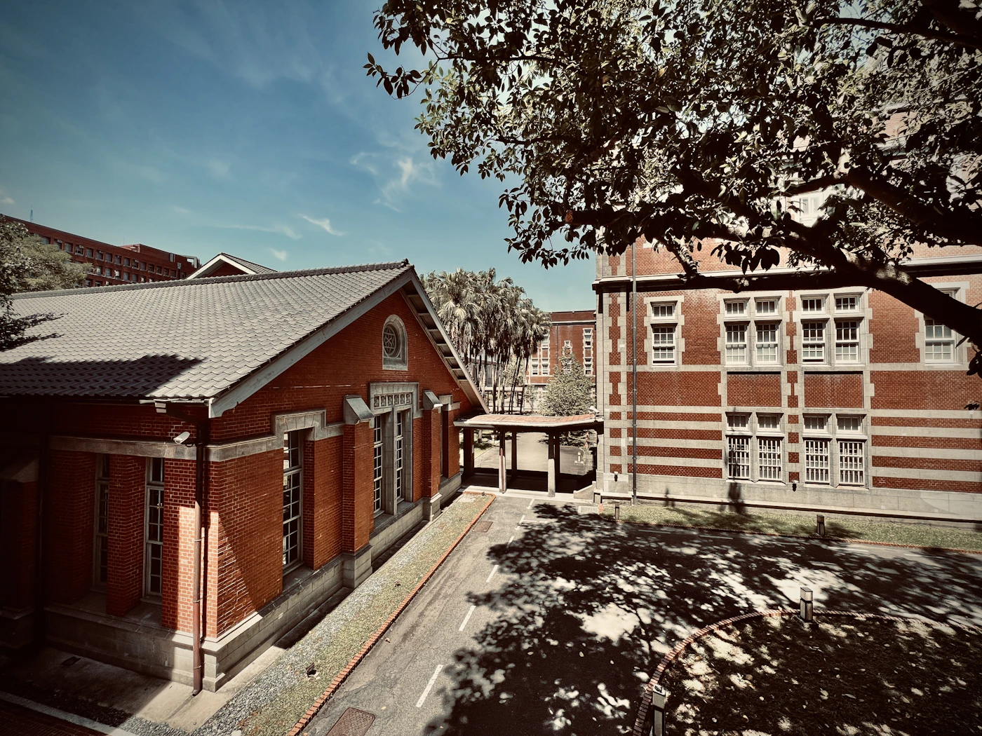 Gedung bata merah di kampus NTNU