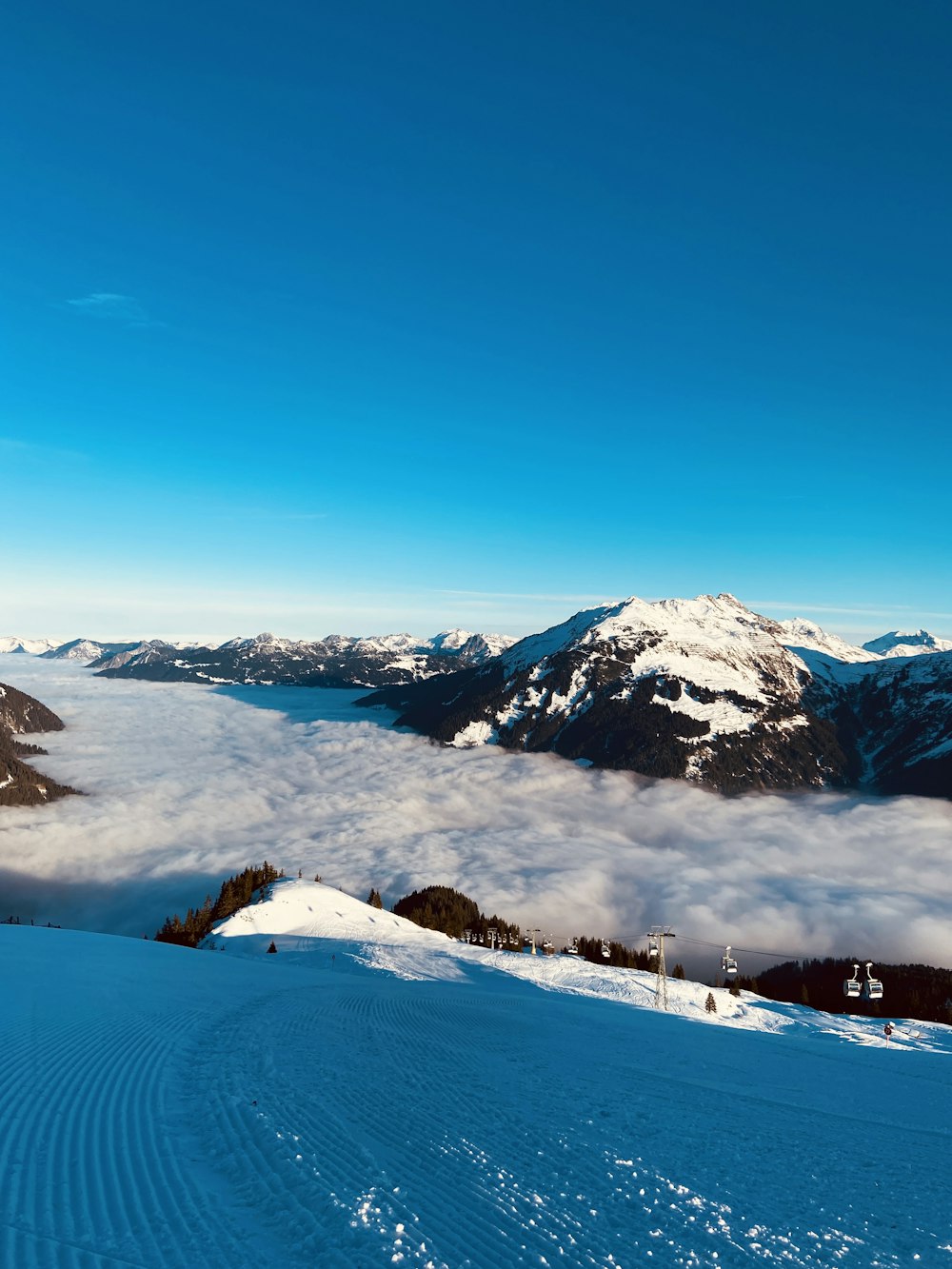 a snowy mountain range