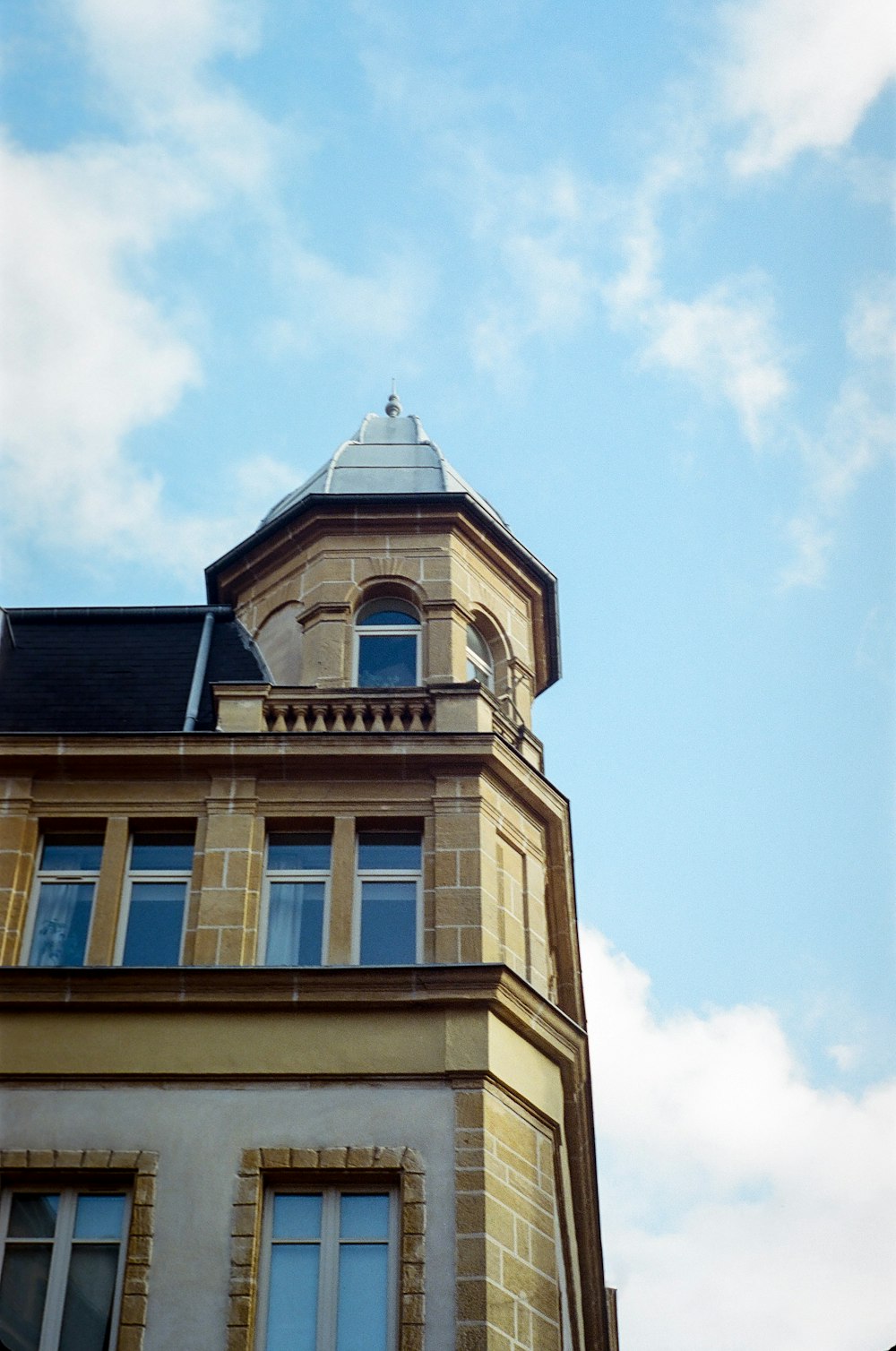 Un bâtiment avec une tour