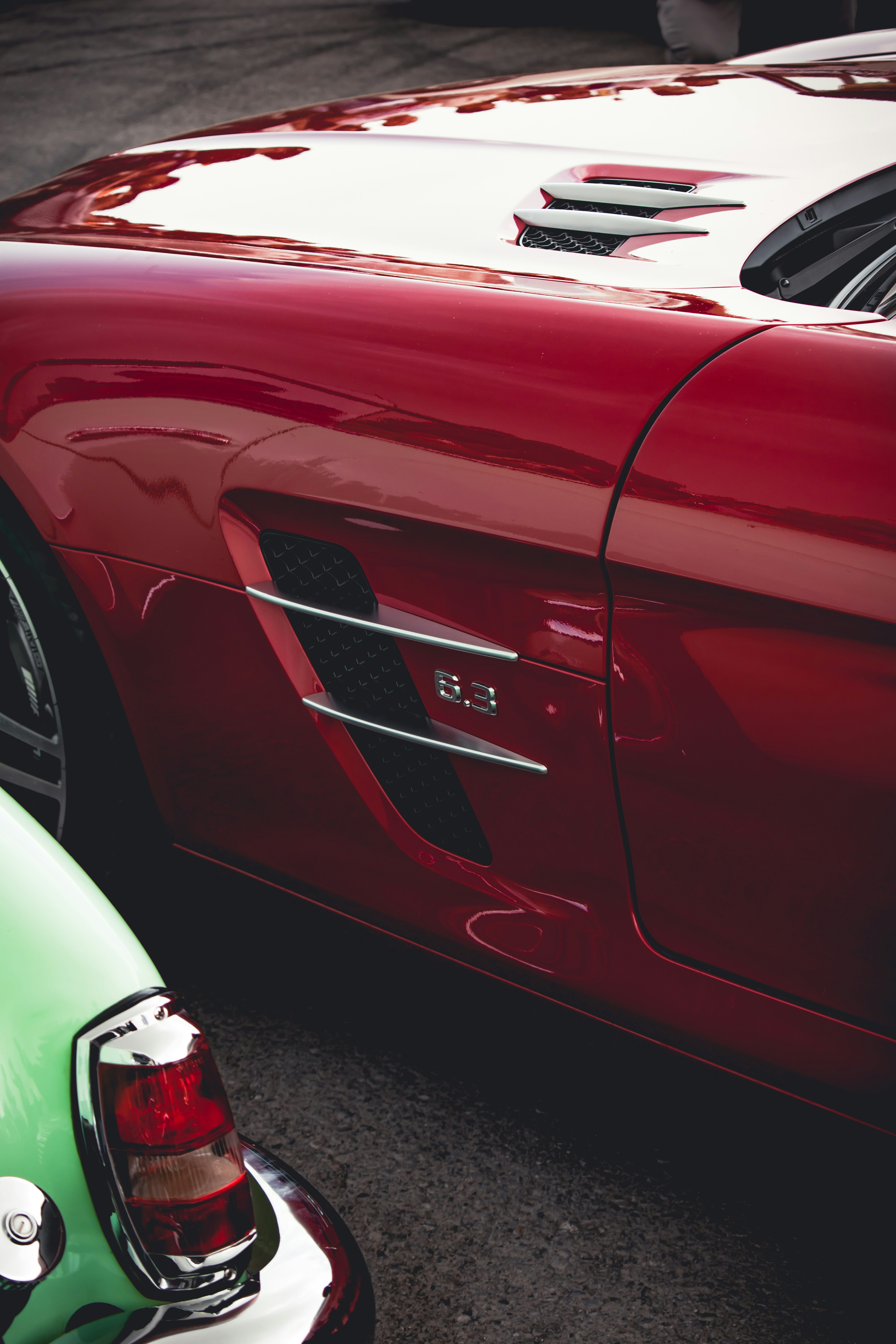 La parte trasera de un coche rojo