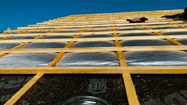 gros plan sur un toit en rénovation