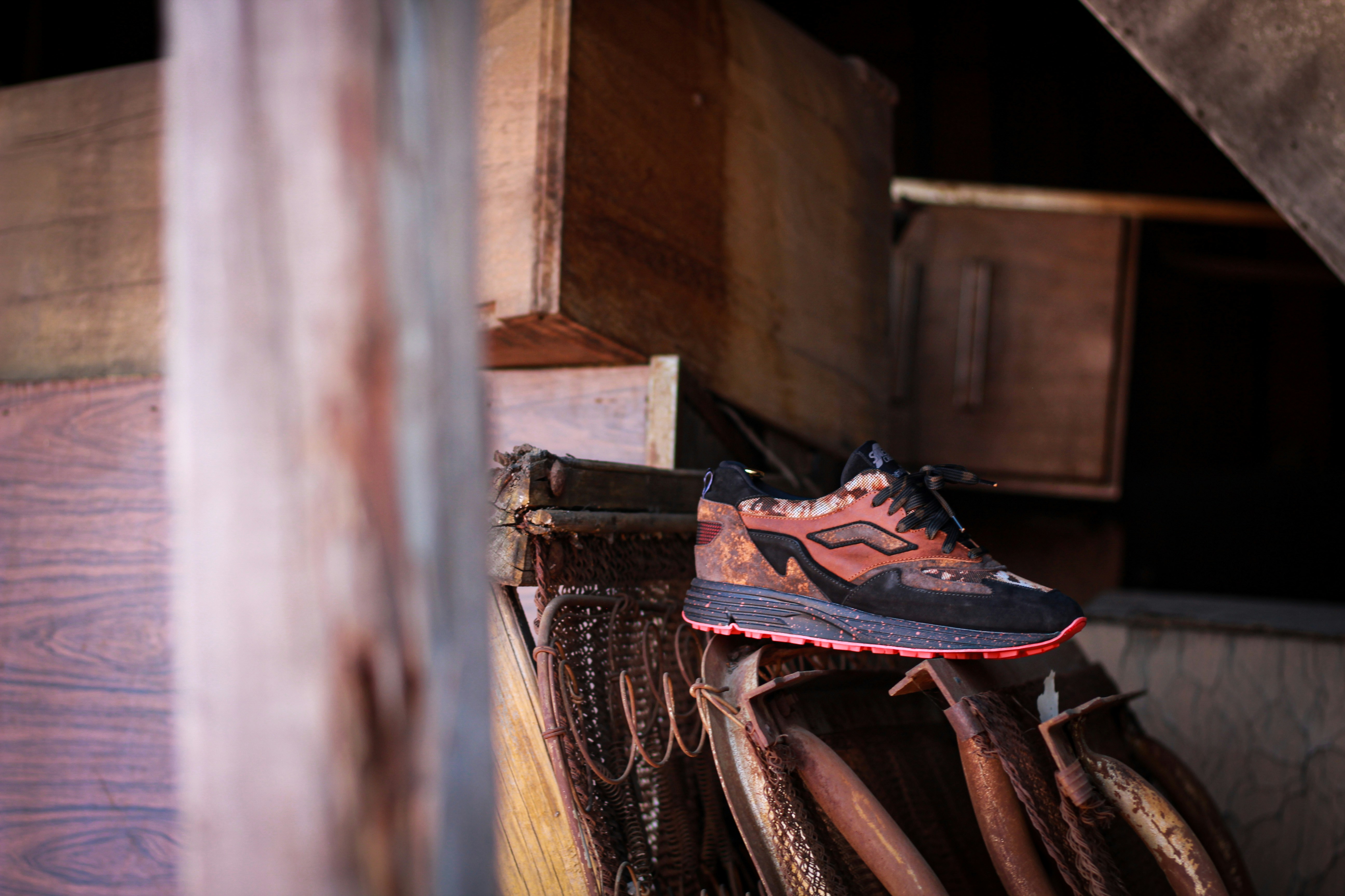 une paire de chaussures sur une étagère