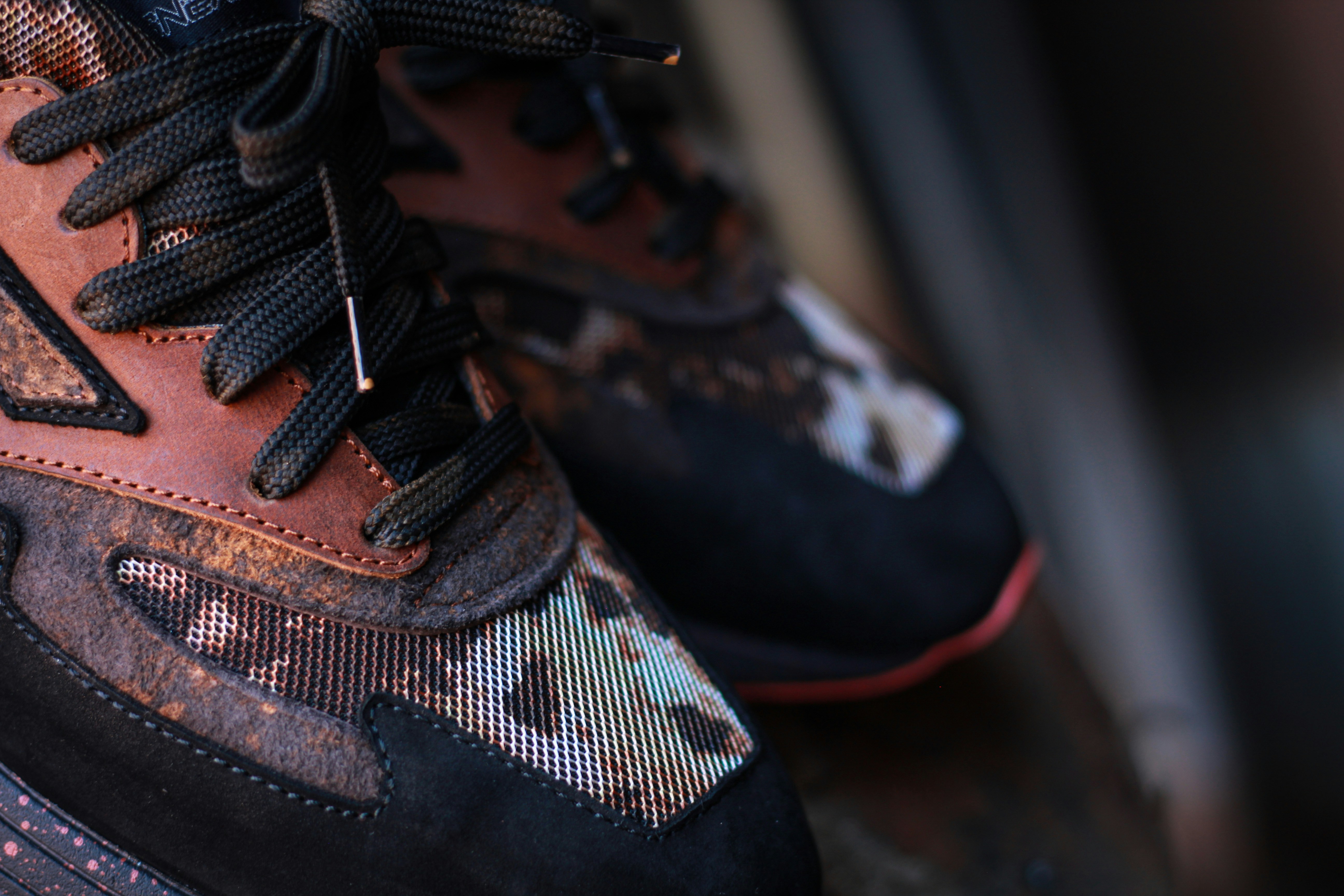une paire de chaussures