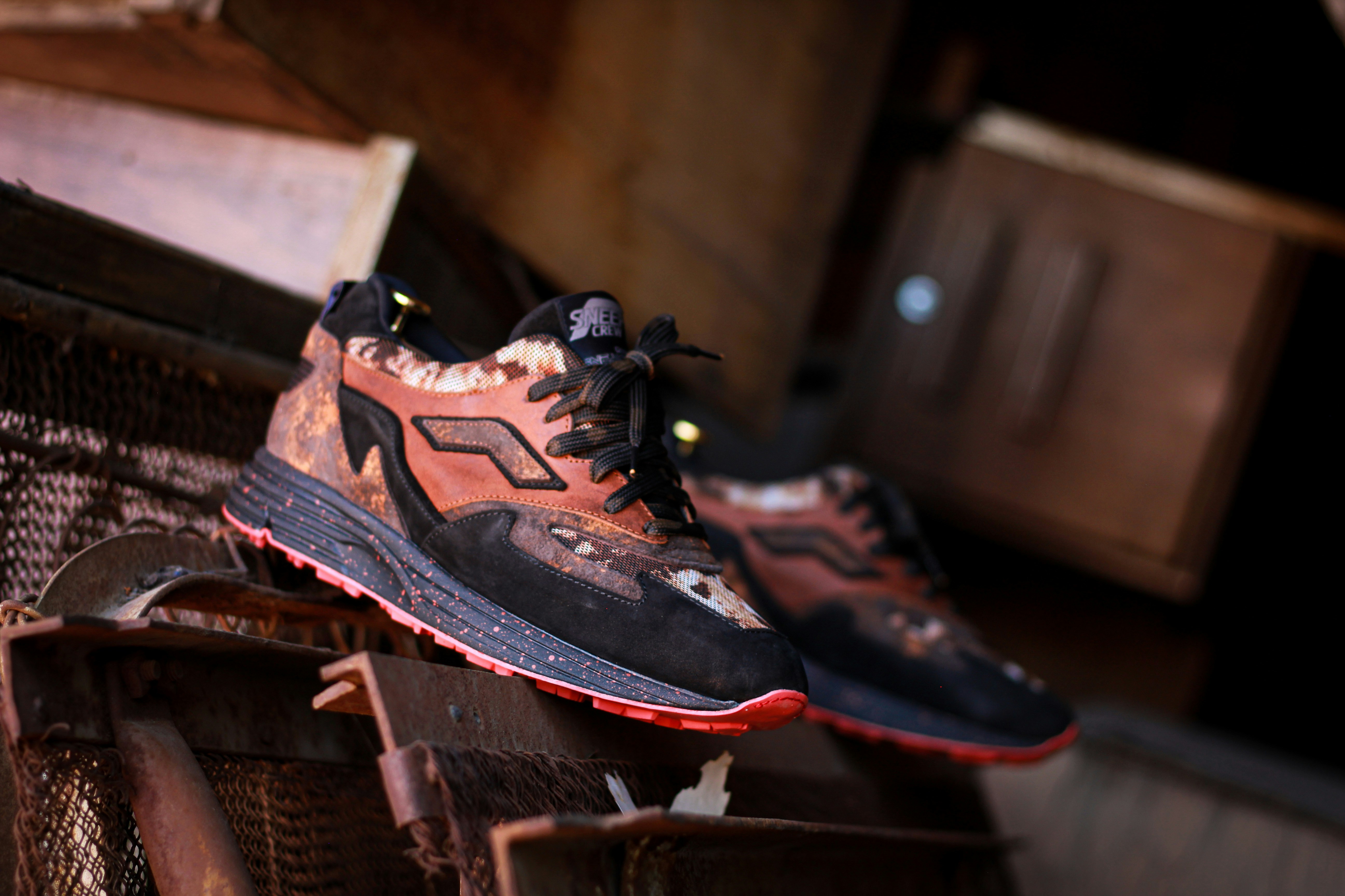 une paire de chaussures sur une étagère