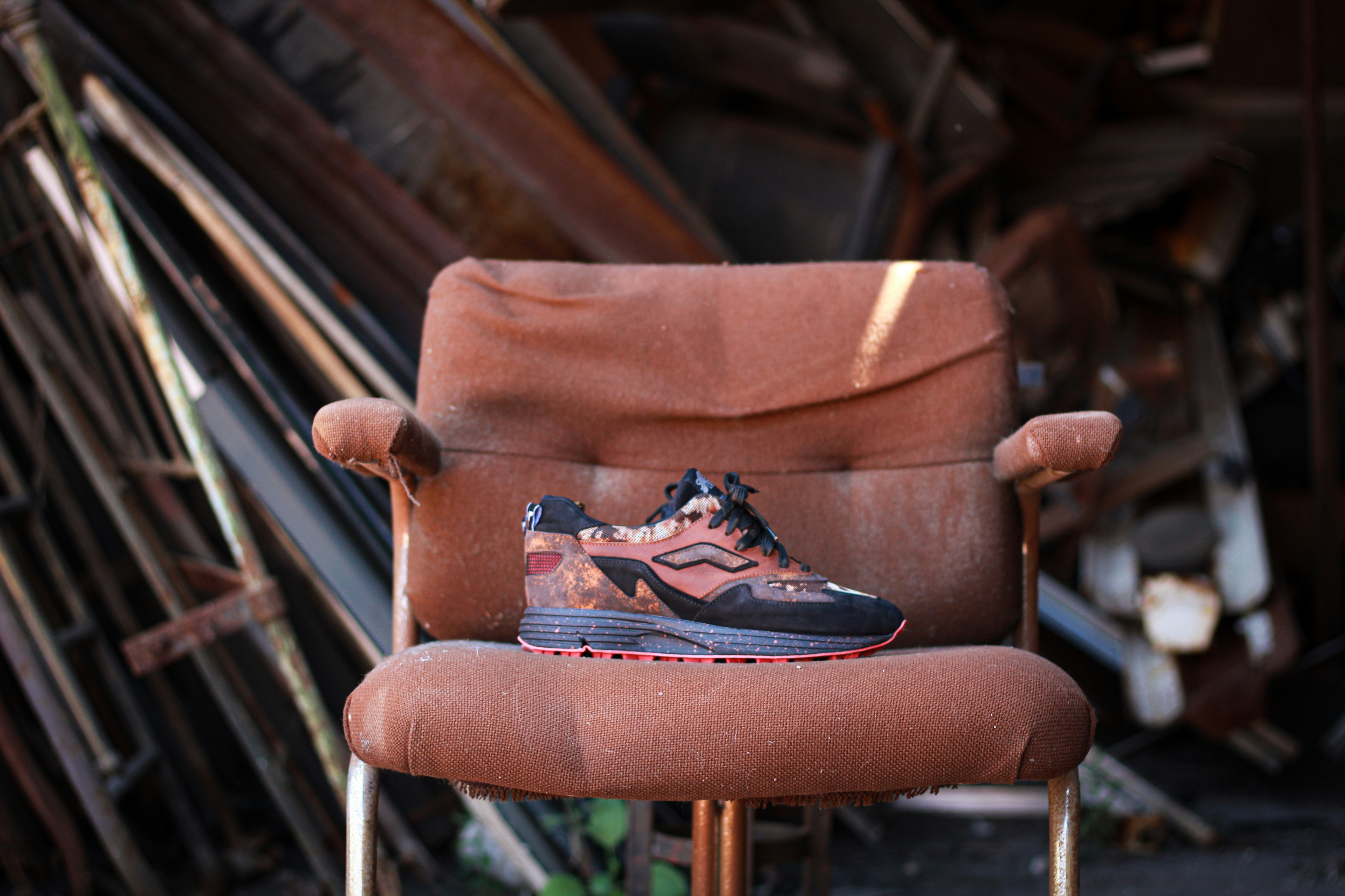 une chaussure sur une chaise