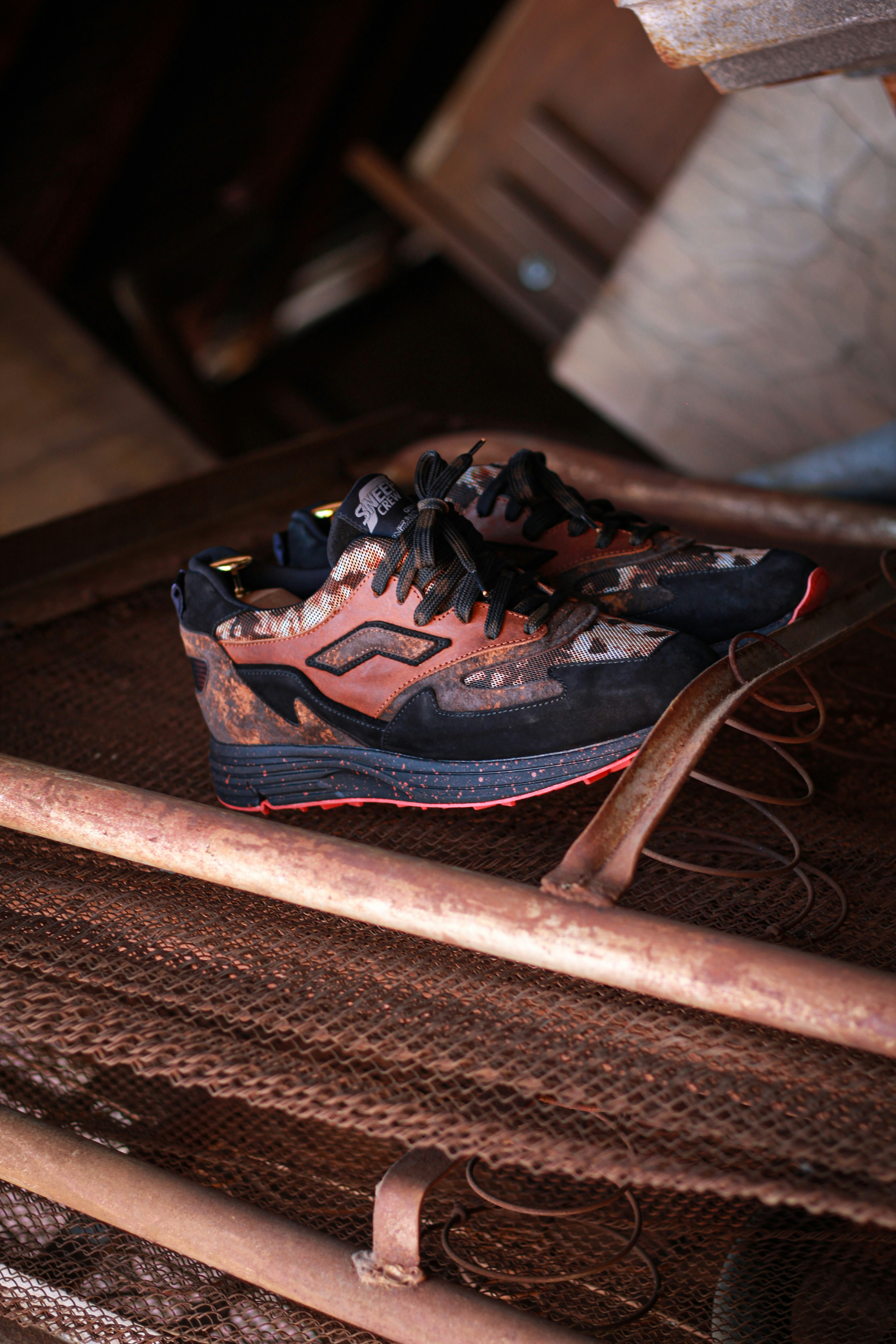 une paire de chaussures sur une table
