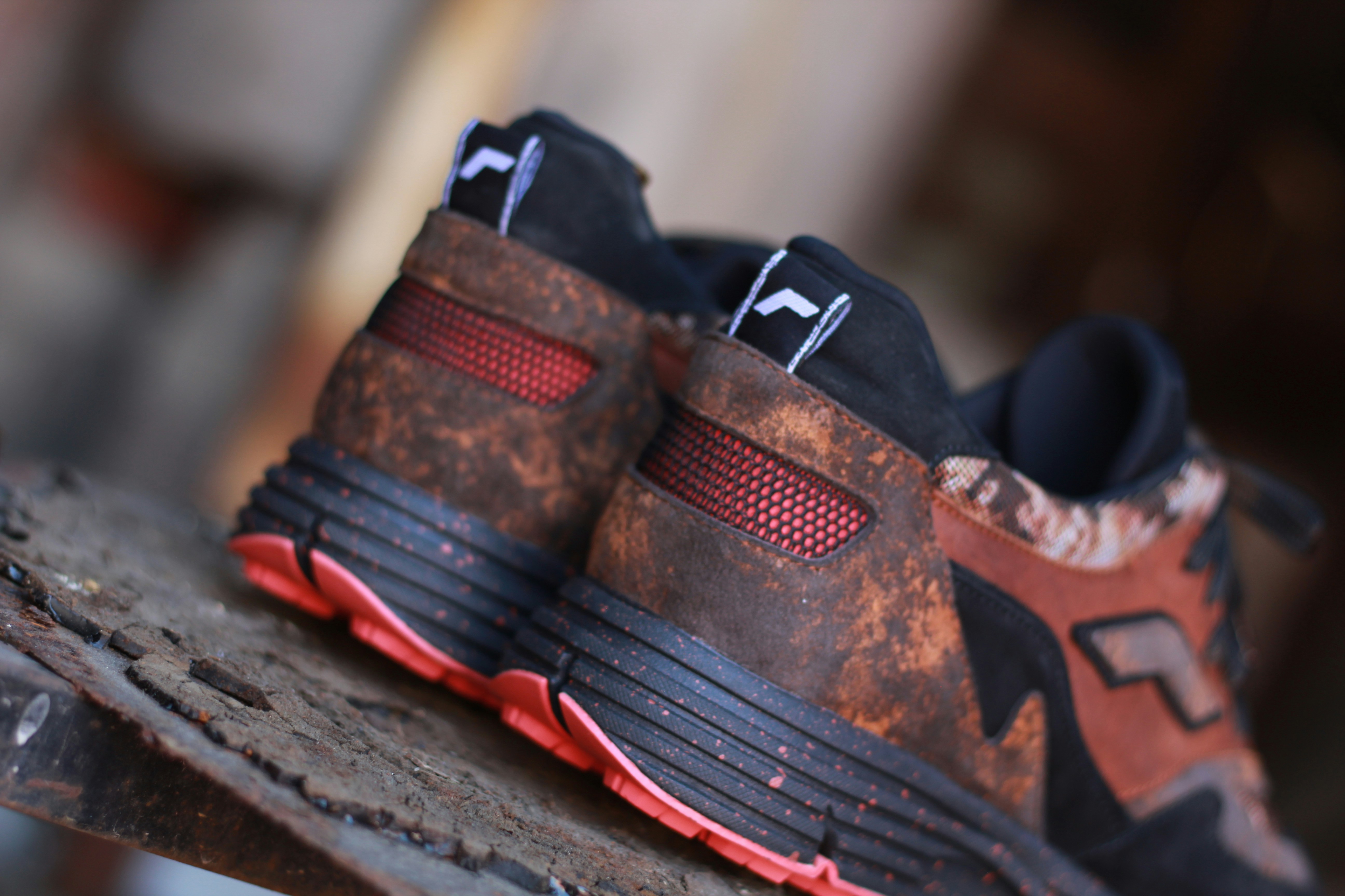une paire de chaussures noires et rouges