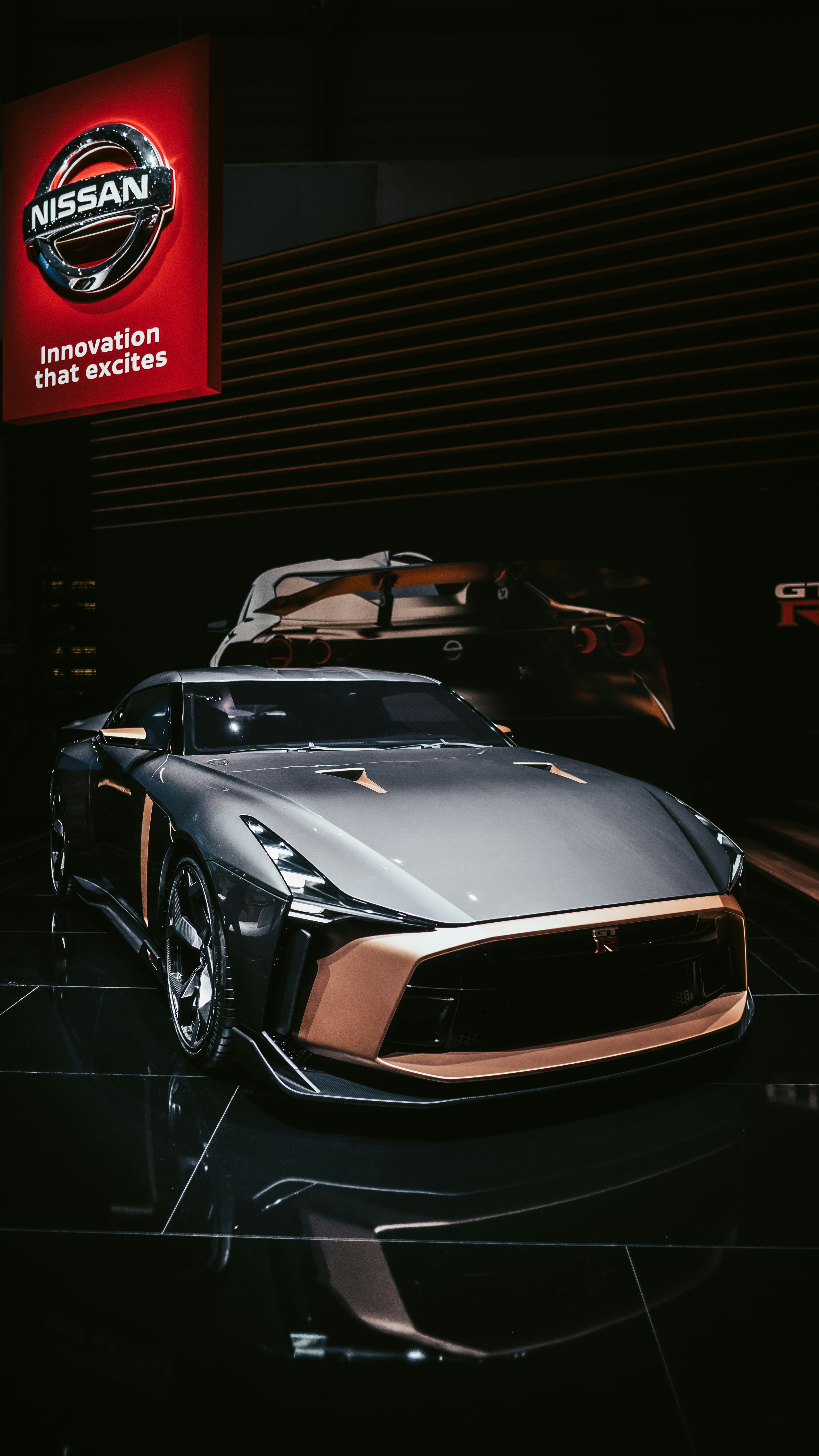 une voiture de sport garée dans une salle d’exposition