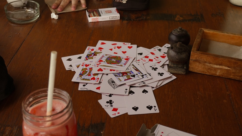 une table avec des cartes et une boisson