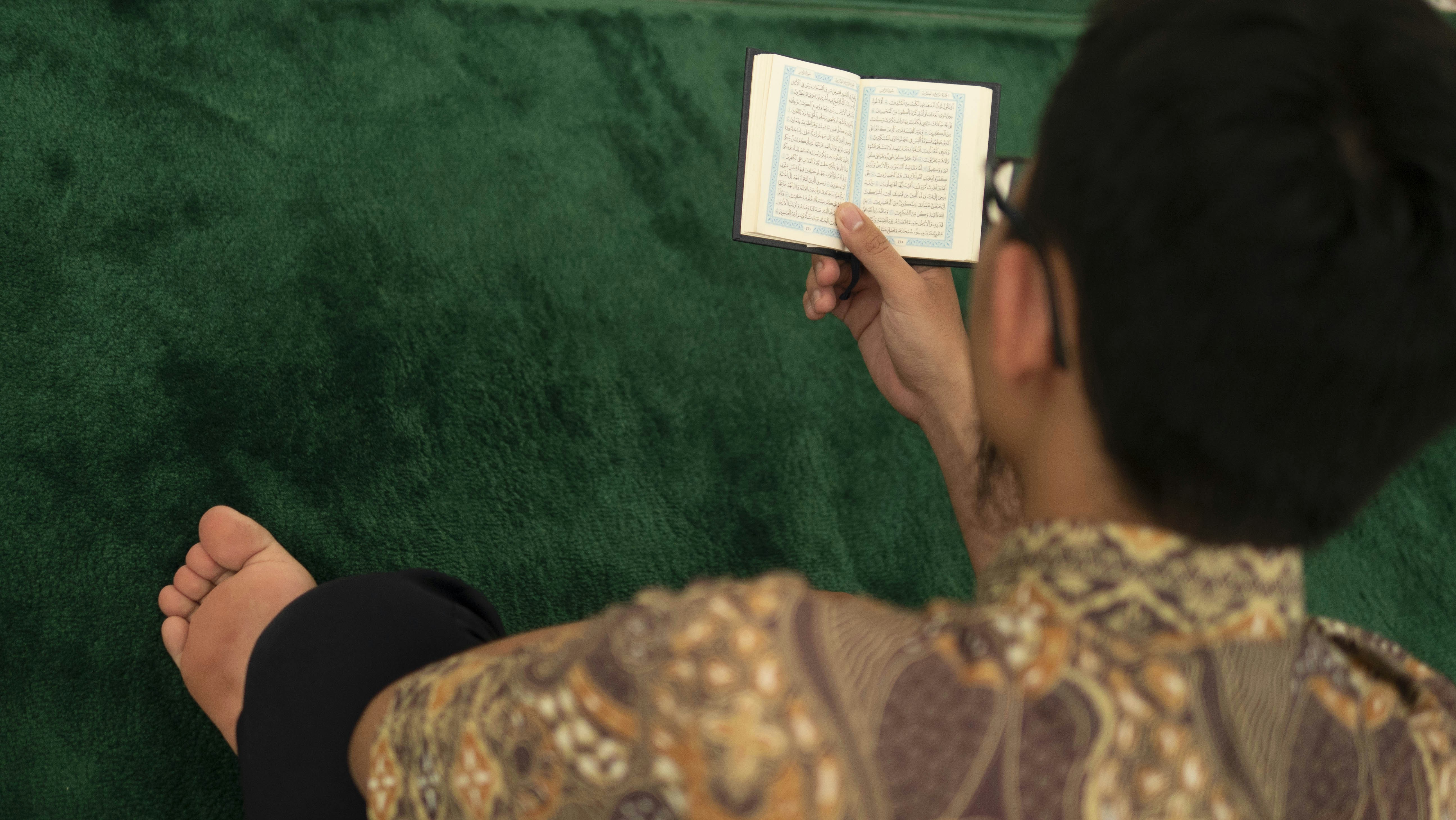 Una madre y su hijo leyendo un libro juntos en una habitación iluminada por el sol, transmitiendo una sensación de calidez y sabiduría compartida.